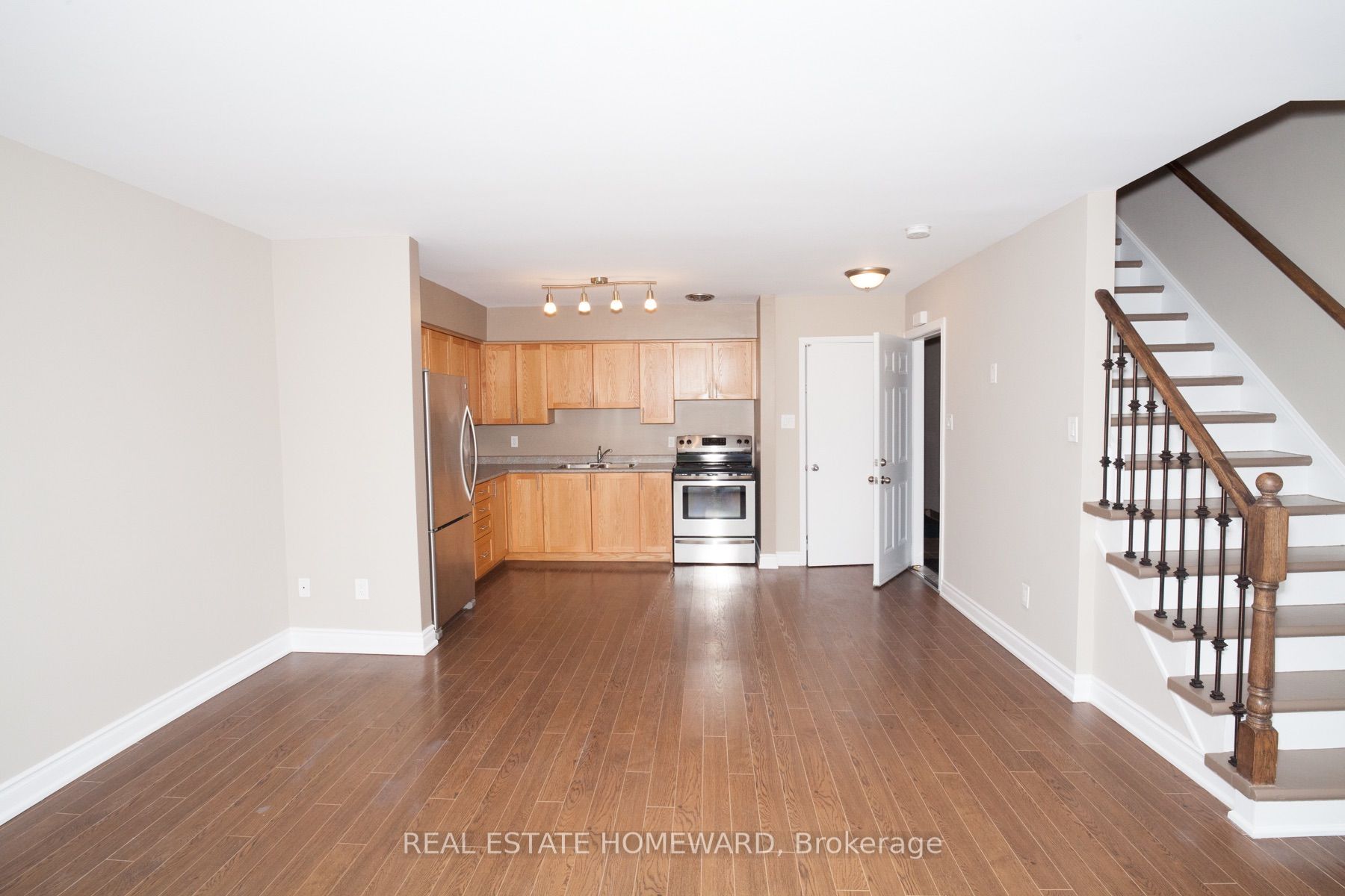 920 Pape Avenue B, Toronto, ON M4K 3V2 photo 3
