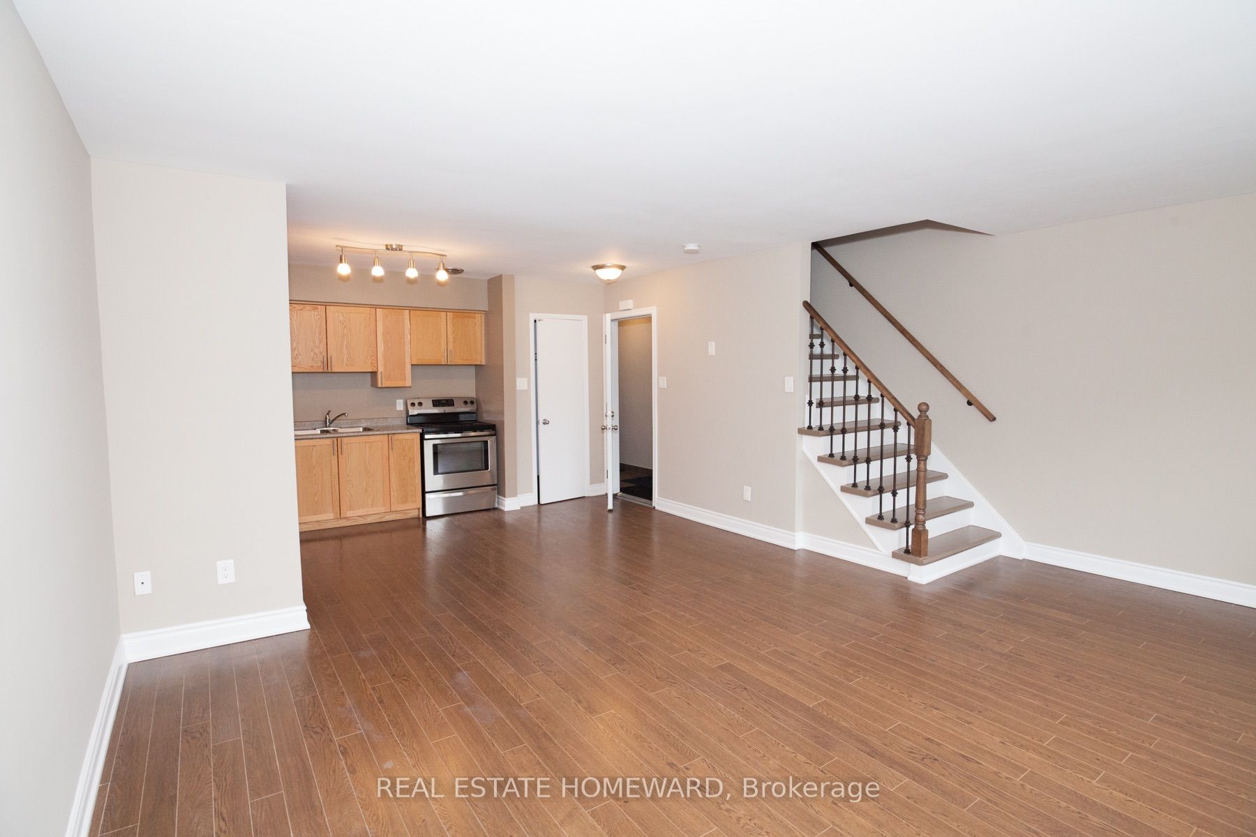 920 Pape Avenue B, Toronto, ON M4K 3V2 photo 4
