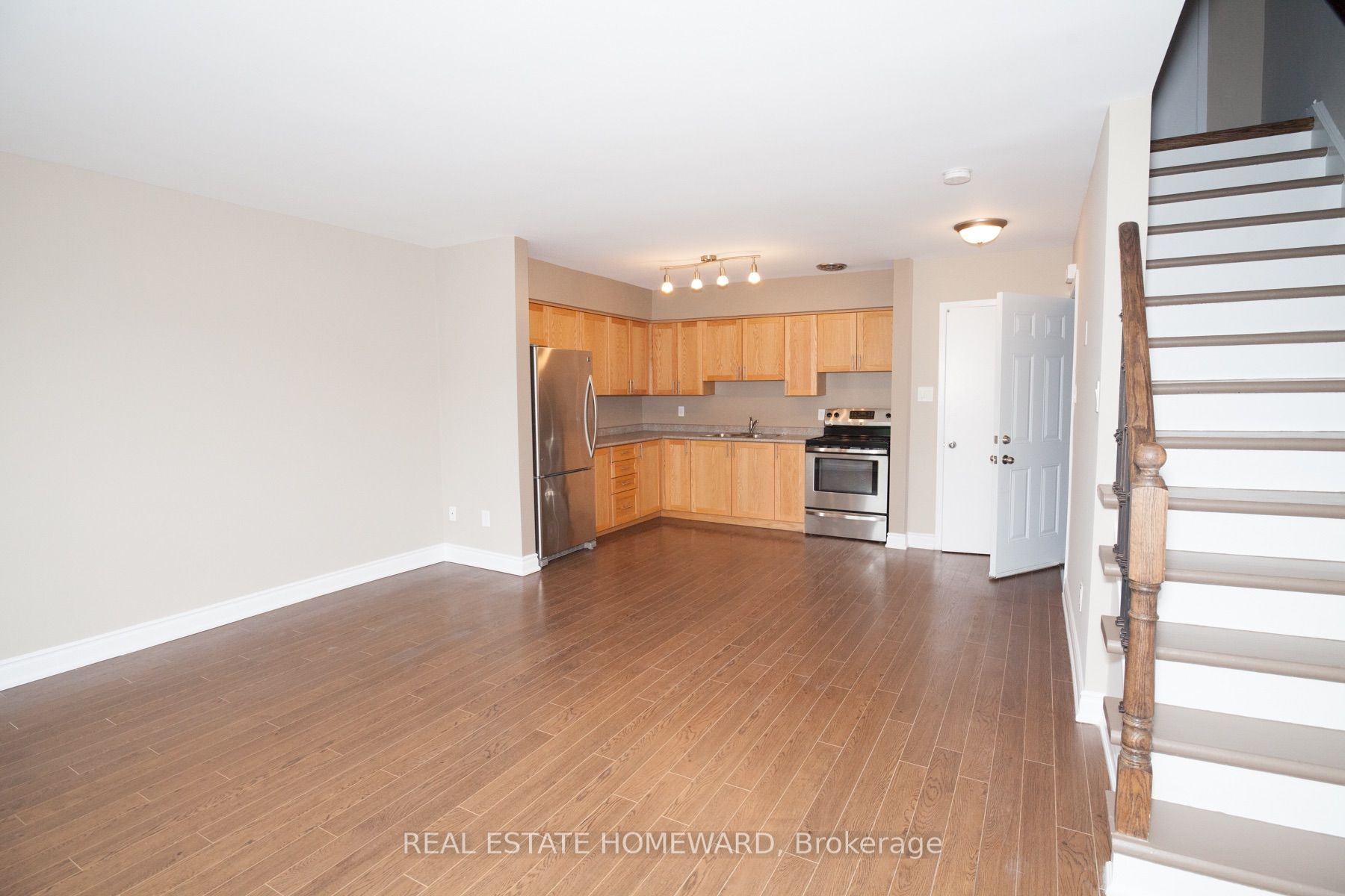 920 Pape Avenue B, Toronto, ON M4K 3V2 photo 5