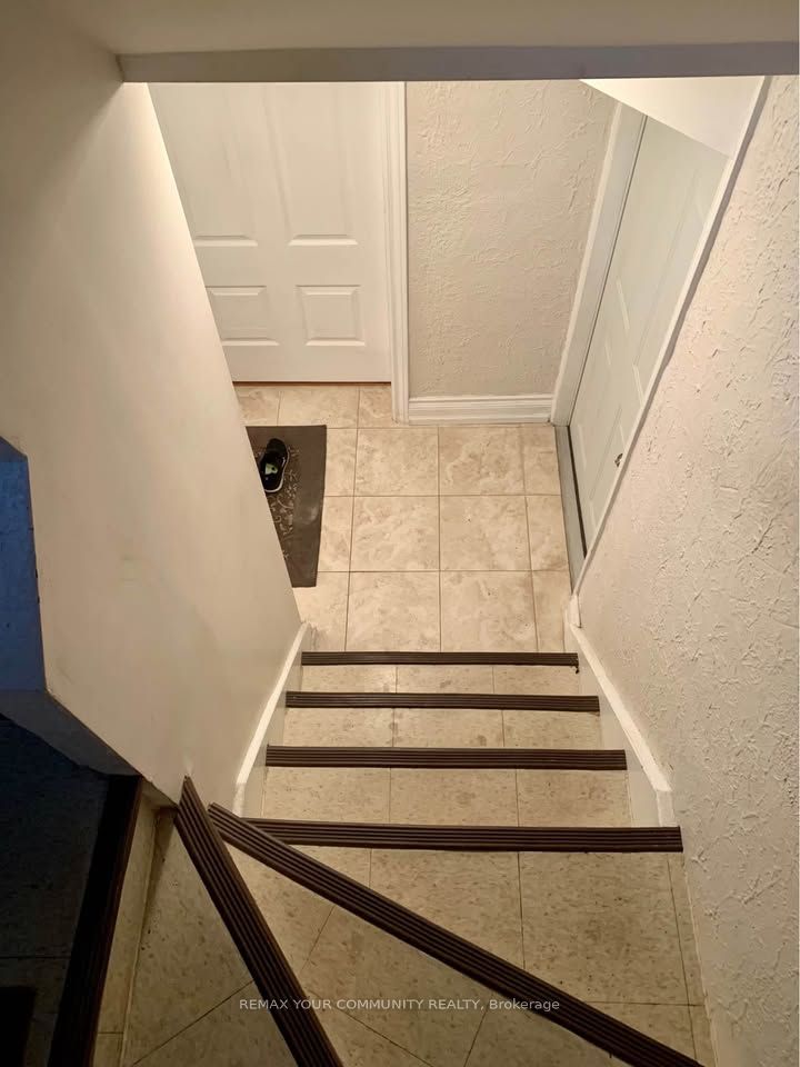 16 Coxwell Boulevard Lower, Toronto, ON M4C 3G7 photo 2