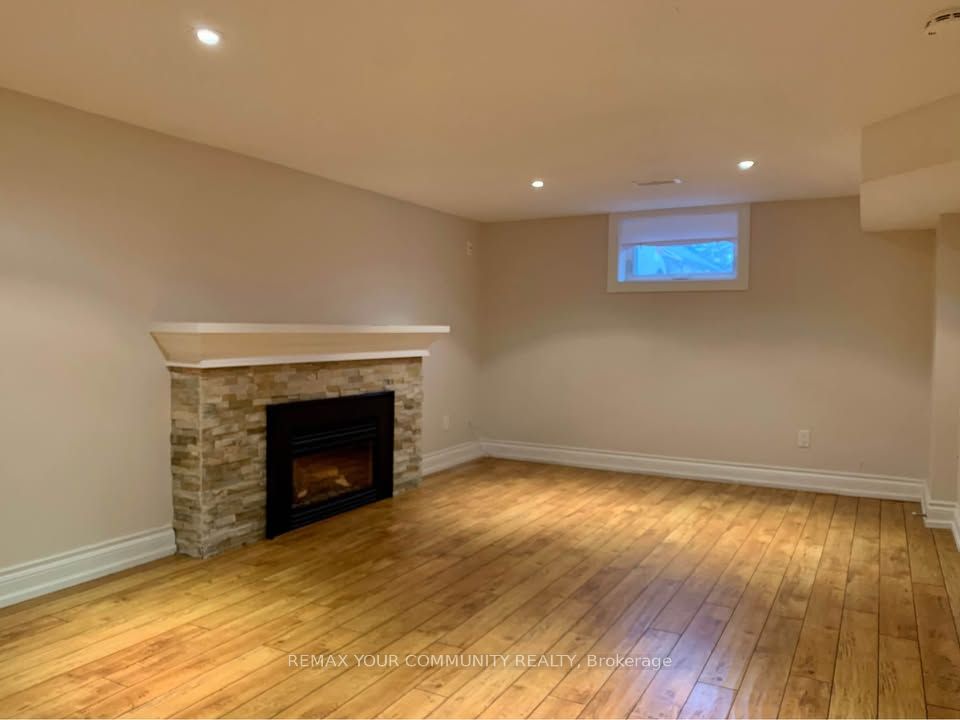 16 Coxwell Boulevard Lower, Toronto, ON M4C 3G7 photo 3