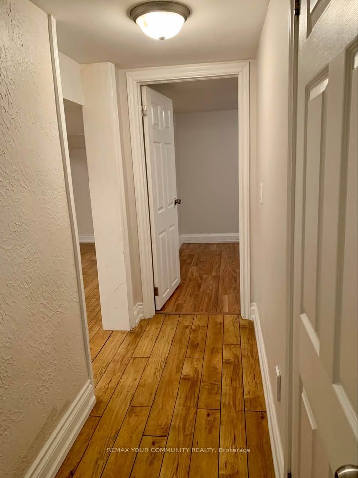 16 Coxwell Boulevard Lower, Toronto, ON M4C 3G7 photo 5