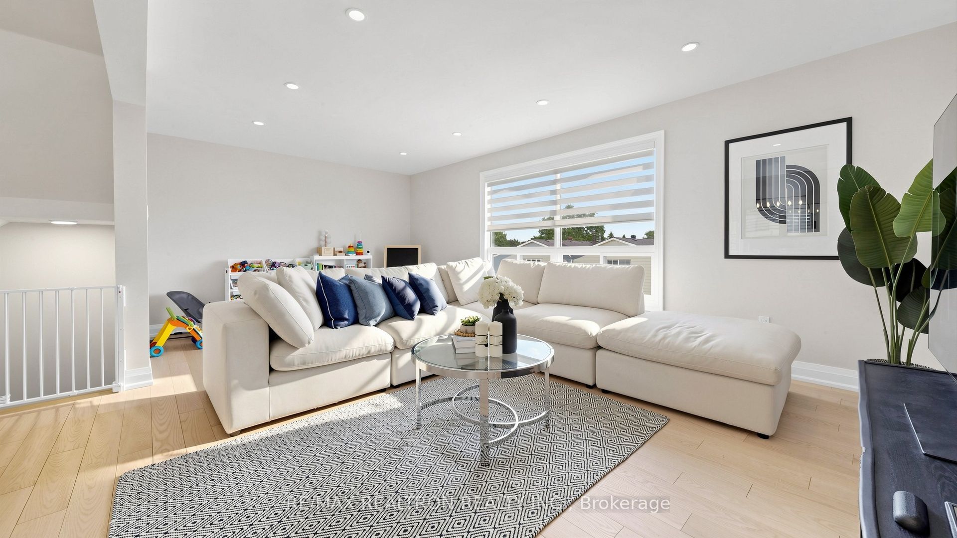 2221 Warden Avenue, Toronto, ON M1T 1V5 photo 2
