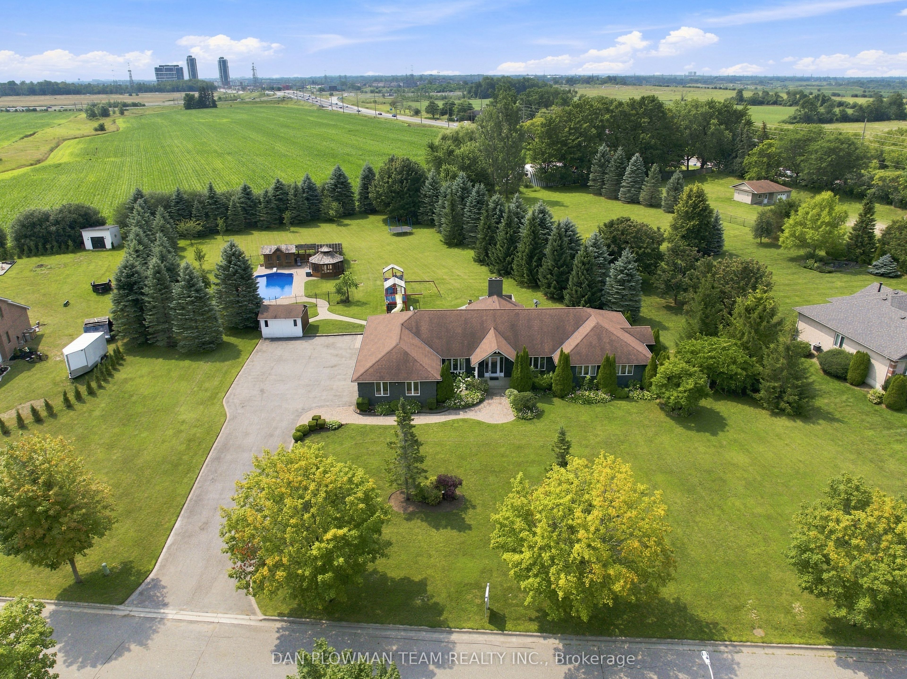 11 Steepleview Court, Oshawa, ON L1H 0S6