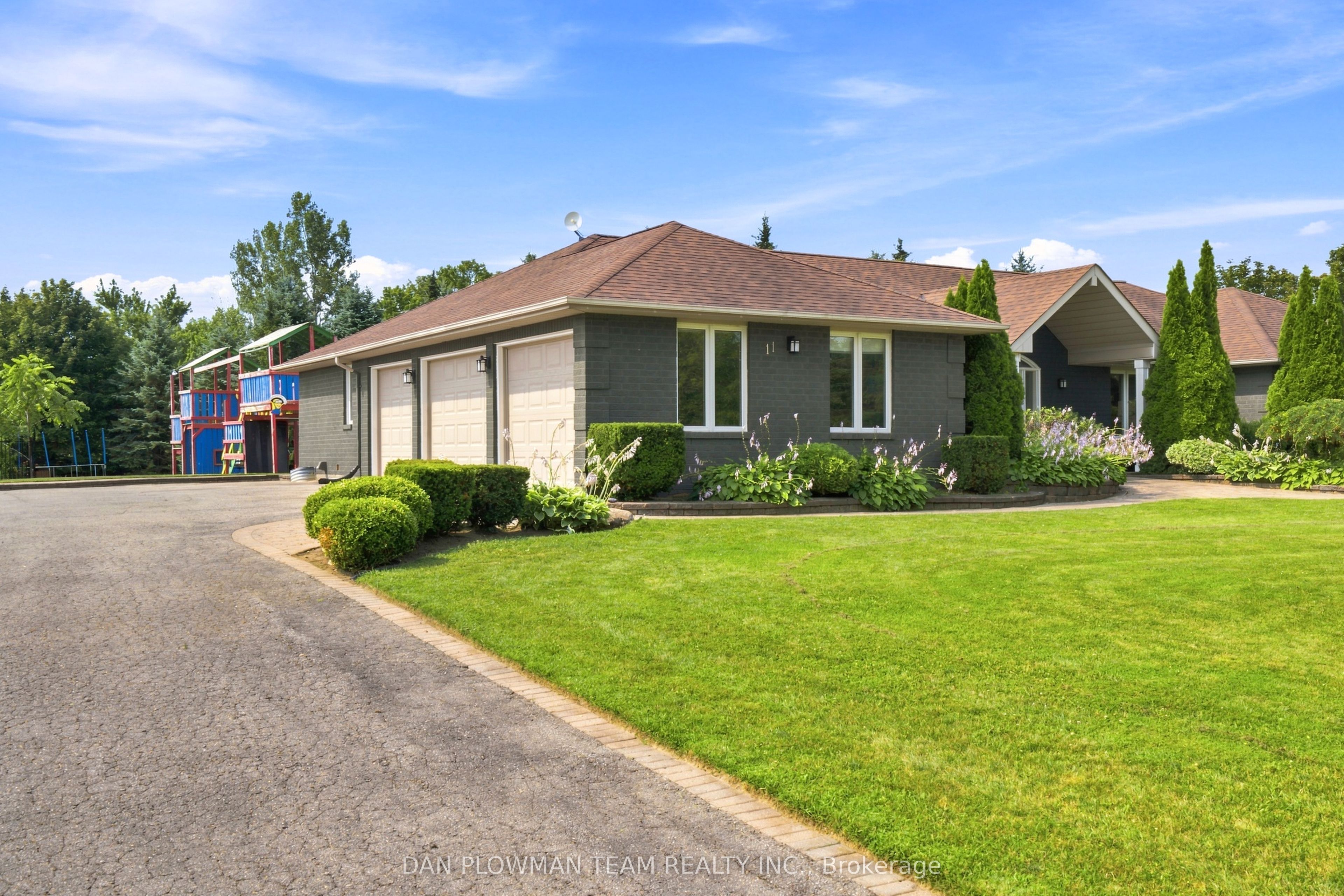 11 Steepleview Court, Oshawa, ON L1H 0S6 photo 2