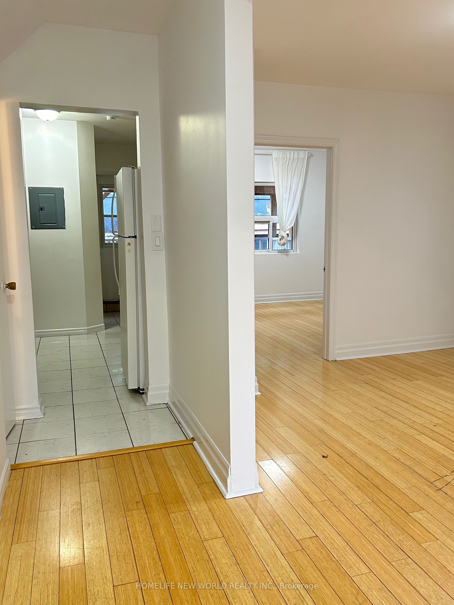 218 Greenwood Avenue Main Floor, Toronto, ON M4L 2R2 photo 3