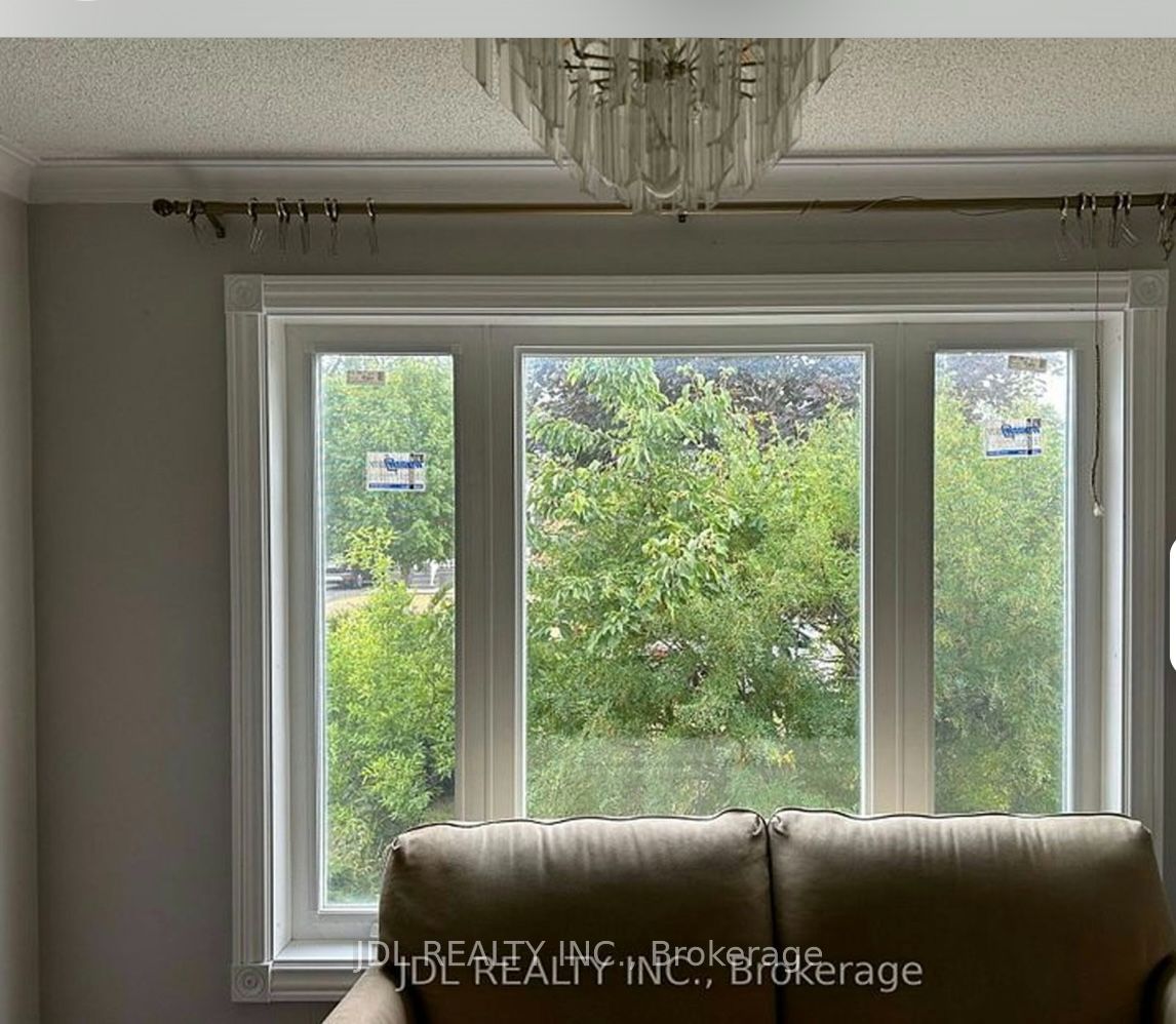 8 Highwood  Ave Avenue Three Bedrooms Main Floor, Toronto, ON M1R 2E4 photo 3