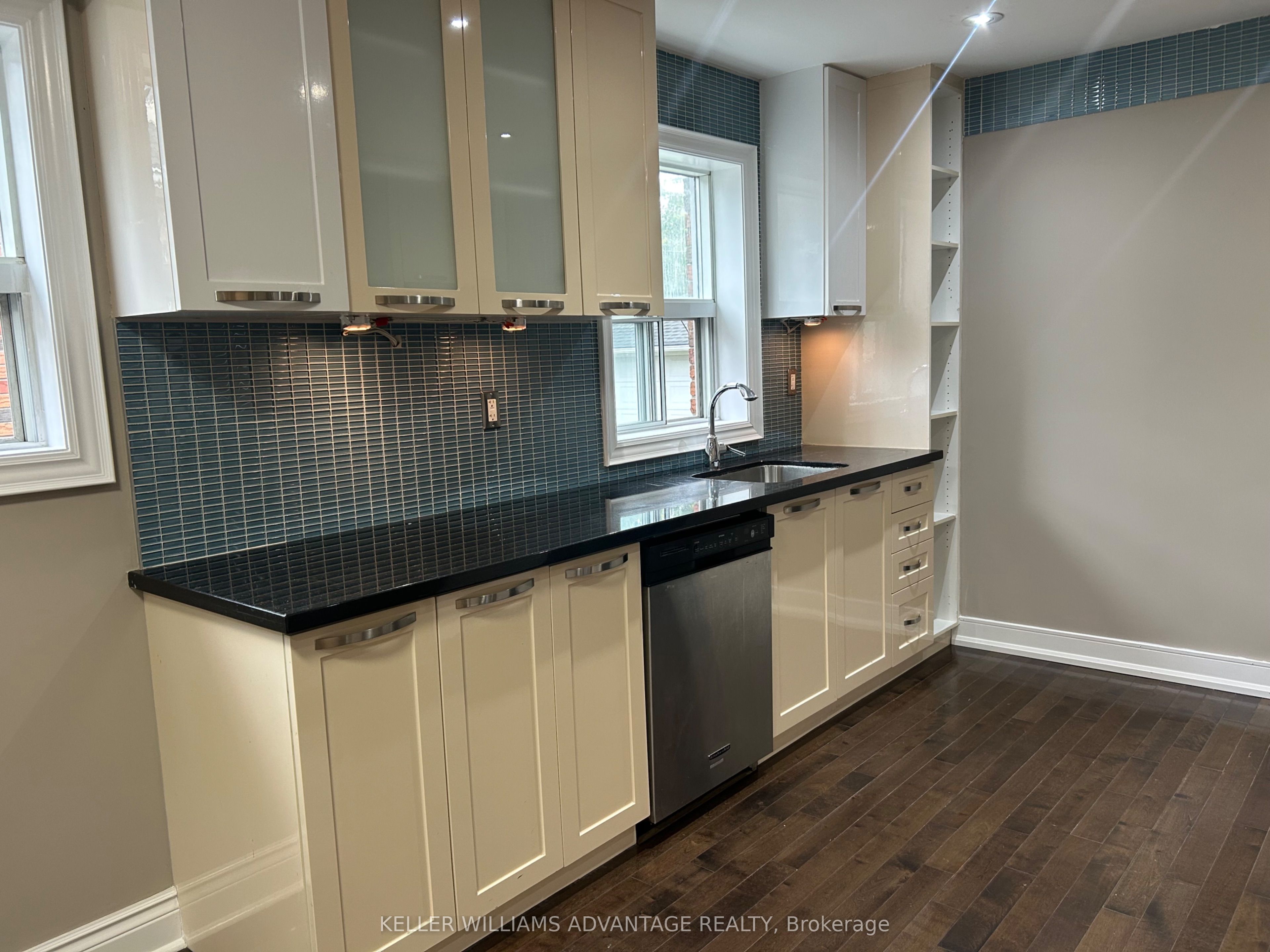 26 Barker Avenue B, Toronto, ON M4C 2N3 photo 3