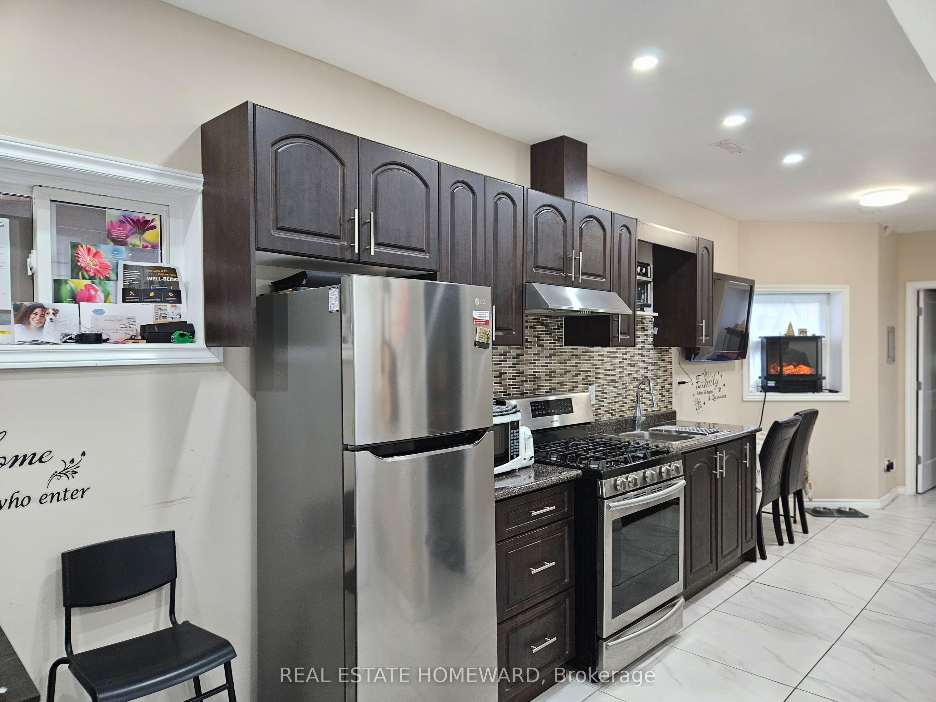 141 Coxwell Avenue Lower, Toronto, ON M4L 3B4 photo 2
