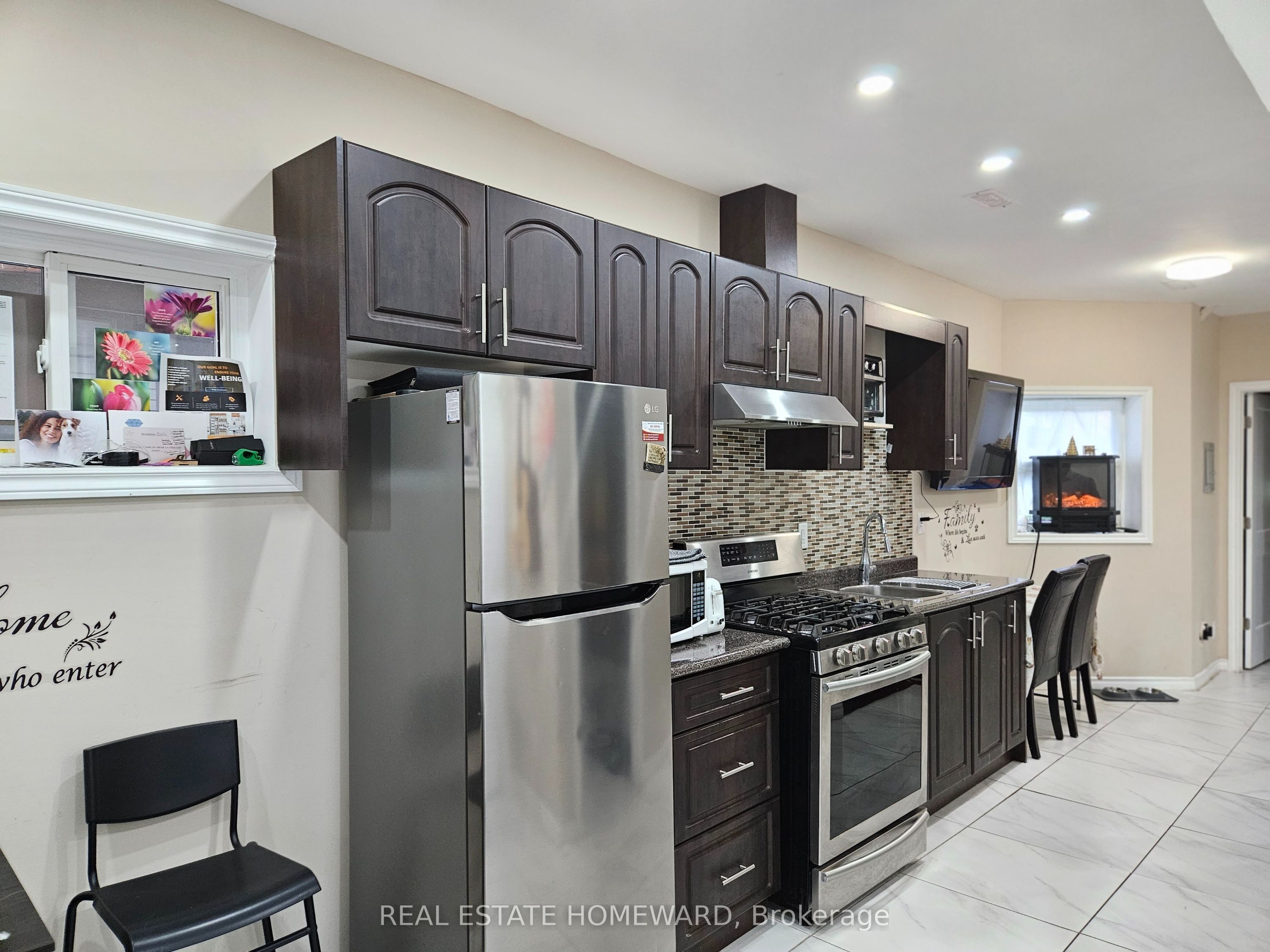141 Coxwell Avenue Lower, Toronto, ON M4L 3B4 photo 3