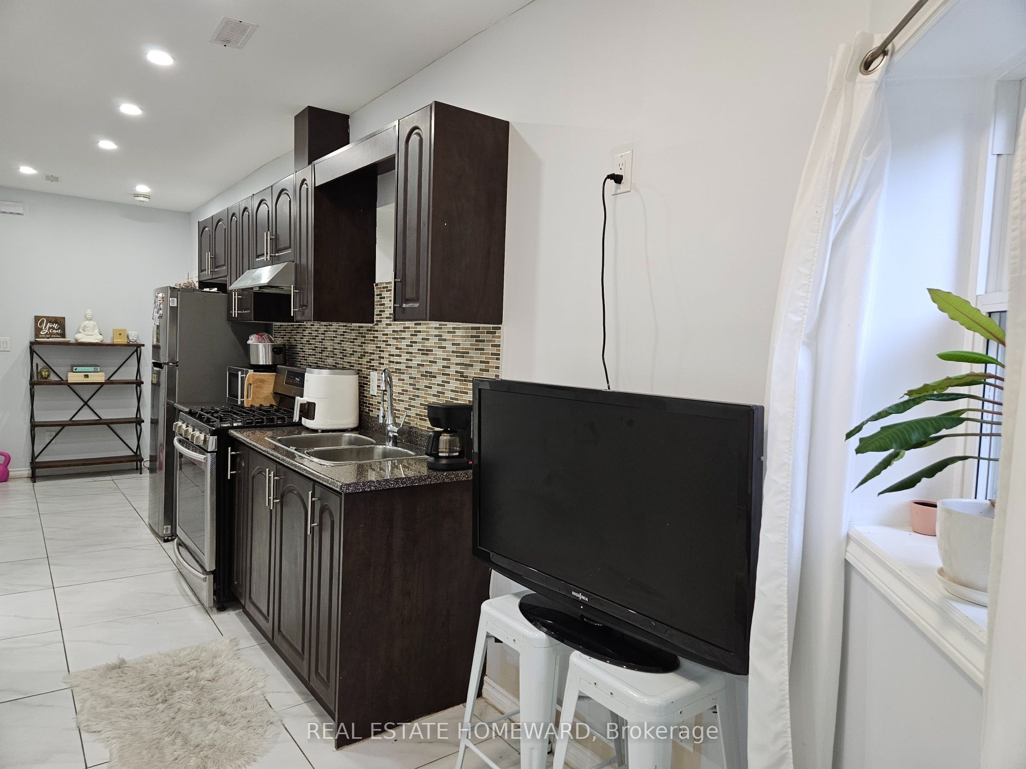 141 Coxwell Avenue Lower, Toronto, ON M4L 3B4 photo 4