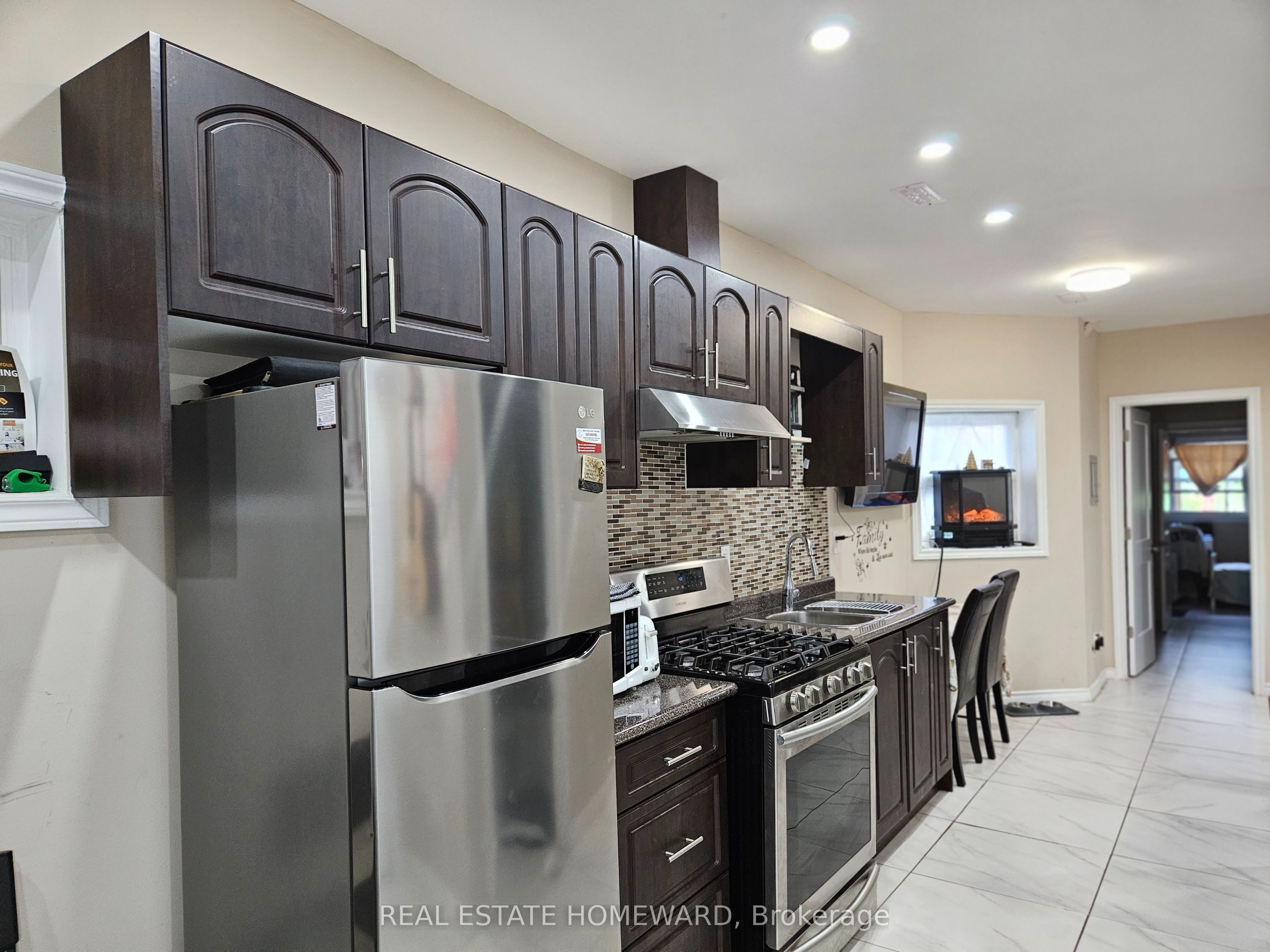 141 Coxwell Avenue Lower, Toronto, ON M4L 3B4 photo 5