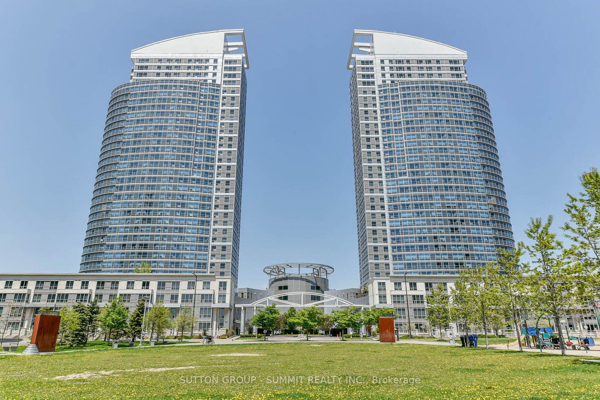 38 Lee Centre Drive 2605, Toronto, ON M1H 3J7 photo 2