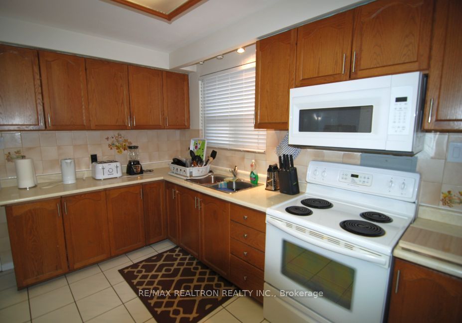 89 Dolly Varden Boulevard Main, Toronto, ON M1H 2K2 photo 2