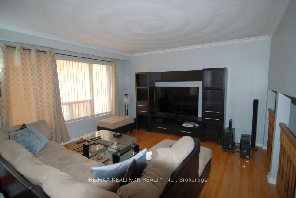 89 Dolly Varden Boulevard Main, Toronto, ON M1H 2K2 photo 3