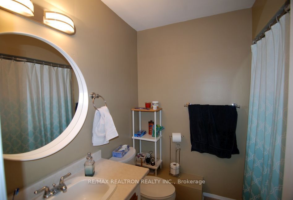 89 Dolly Varden Boulevard Main, Toronto, ON M1H 2K2 photo 4