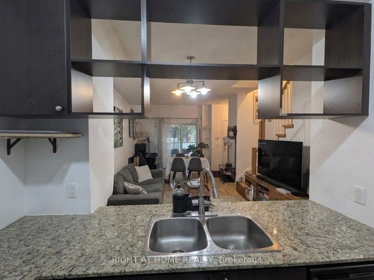 290 Village Green Square TH25, Toronto, ON M1S 0L1 photo 3