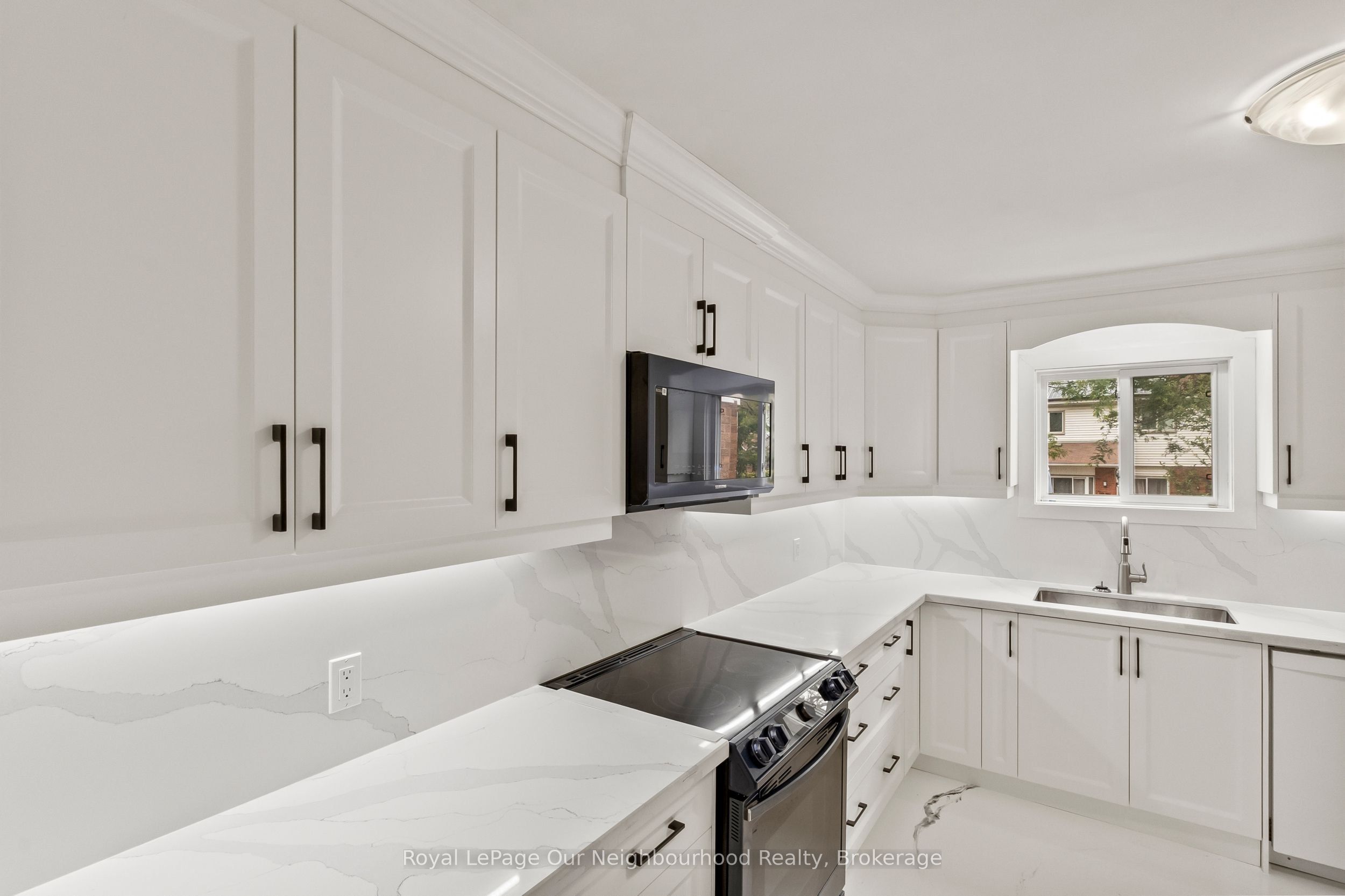 56 Glenabbey Drive, Clarington, ON L1E 2B5 photo 2