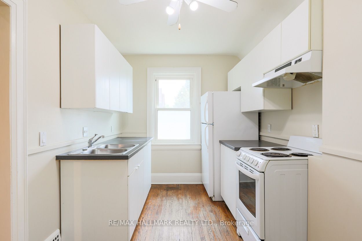 2159 Gerrard Street E Upper, Toronto, ON M4E 2C4 photo 2