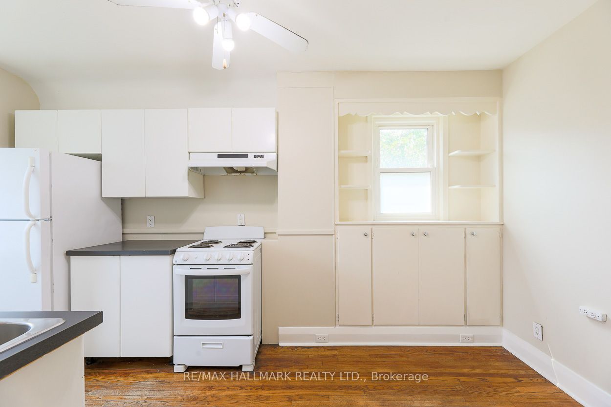 2159 Gerrard Street E Upper, Toronto, ON M4E 2C4 photo 3