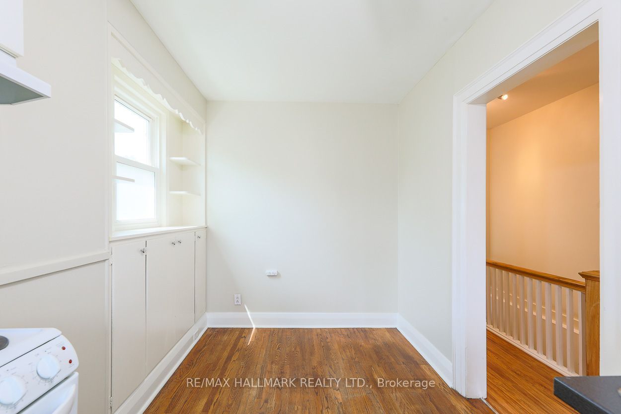 2159 Gerrard Street E Upper, Toronto, ON M4E 2C4 photo 4