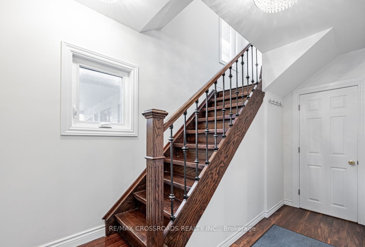 111 Elgin Street W, Oshawa, ON L1G 1S5 photo 4