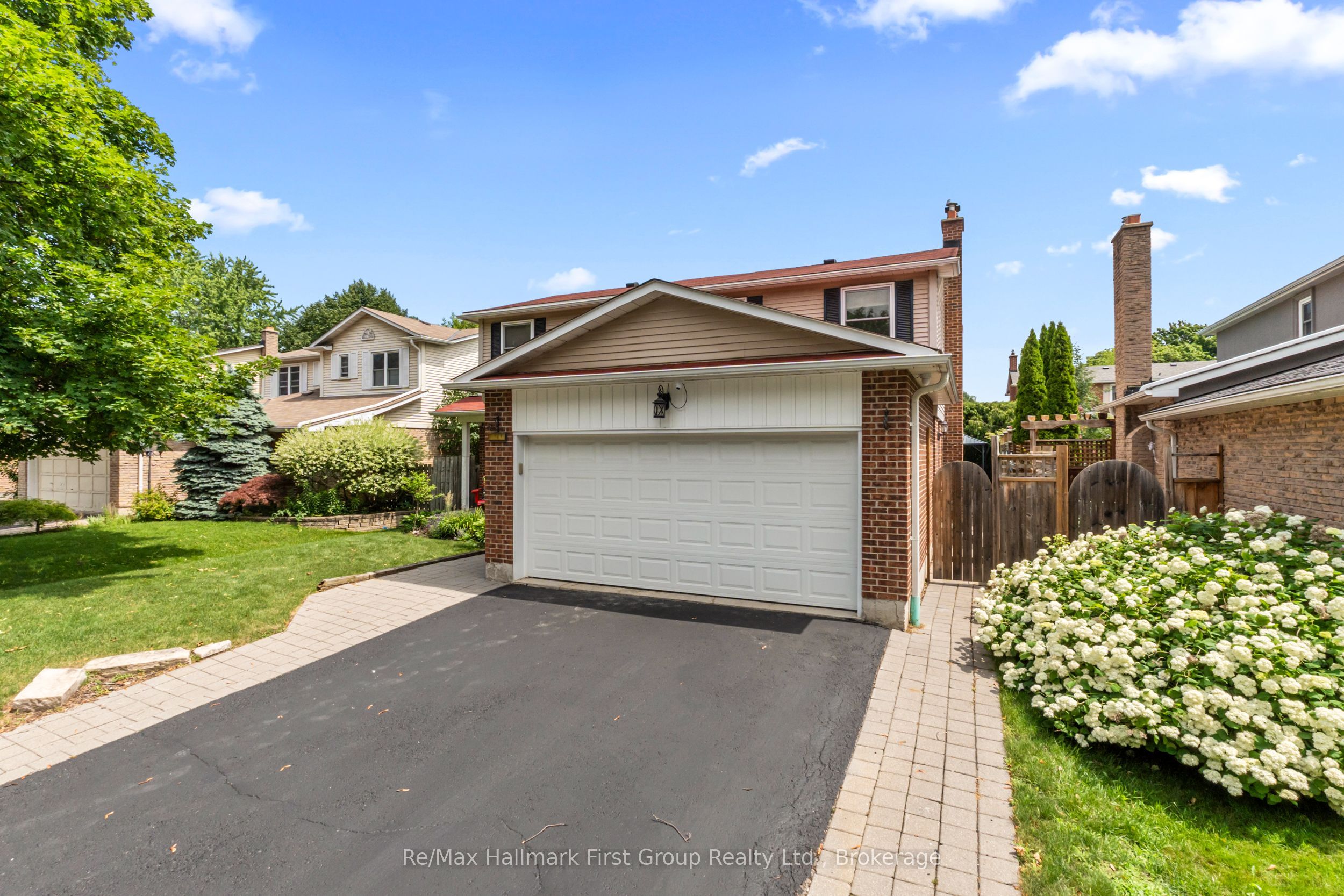 523 Reynolds Street, Whitby, ON L1N 6H4 photo 2