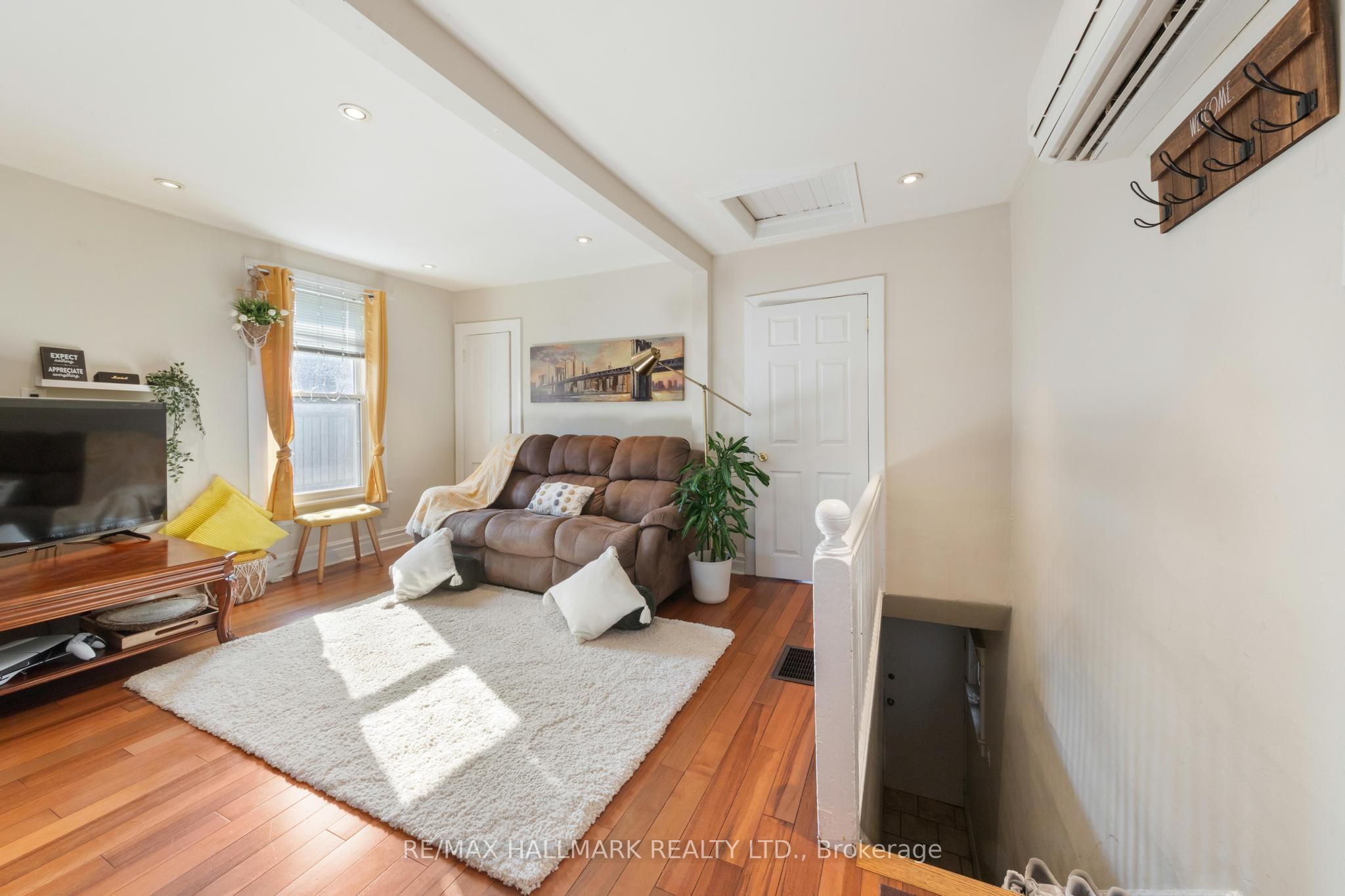 25 Norwood Terrace, Toronto, ON M4E 2H2 photo 3