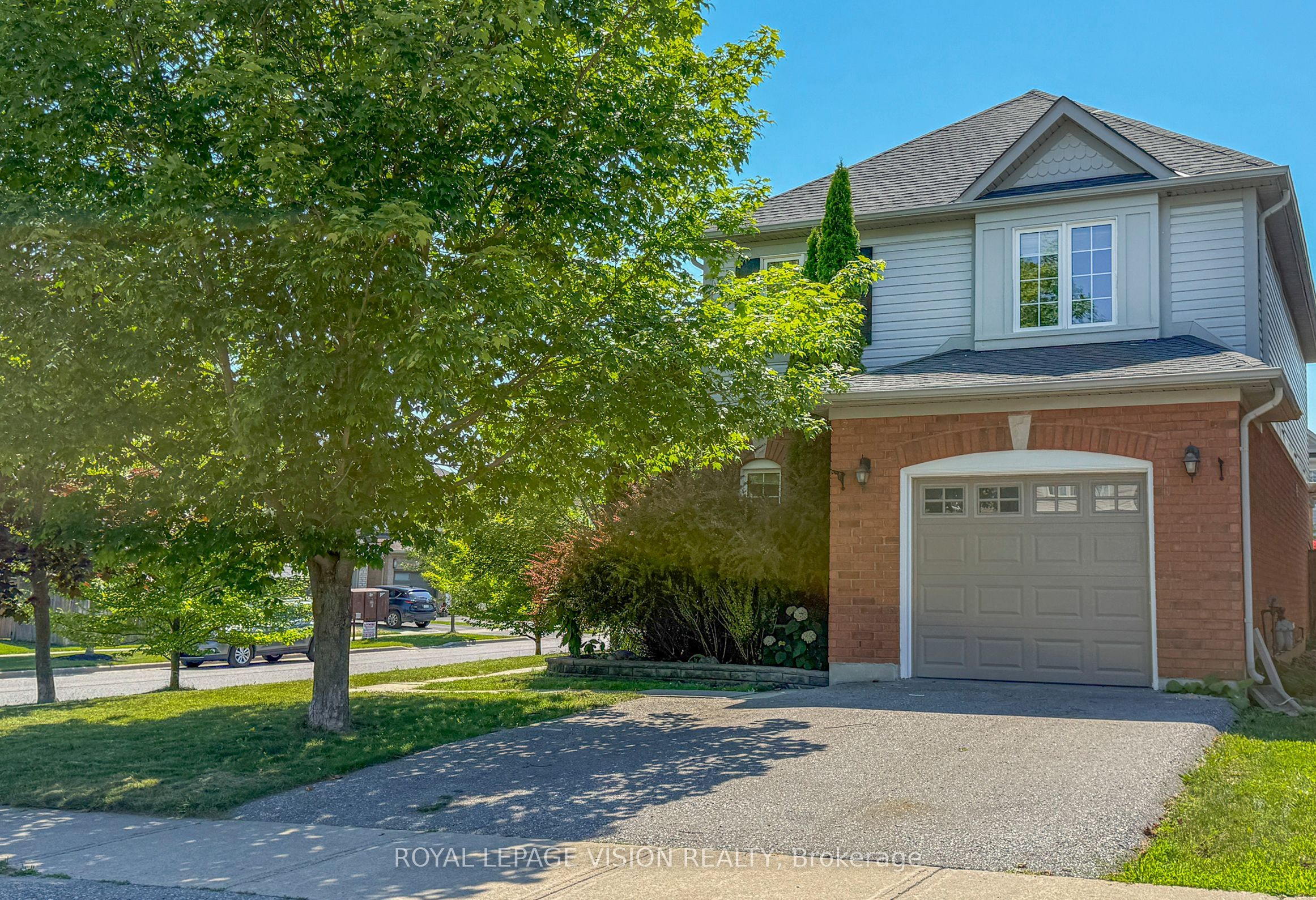 2 Laprade Square, Clarington, ON L1C 0C8 photo 3