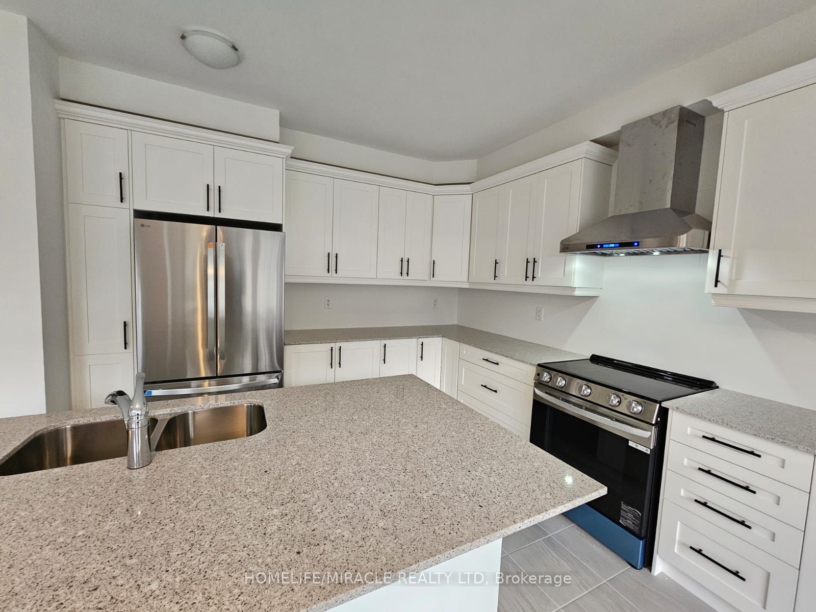 1869 Narcissus Gardens, Pickering, ON L1X 2R2 photo 4