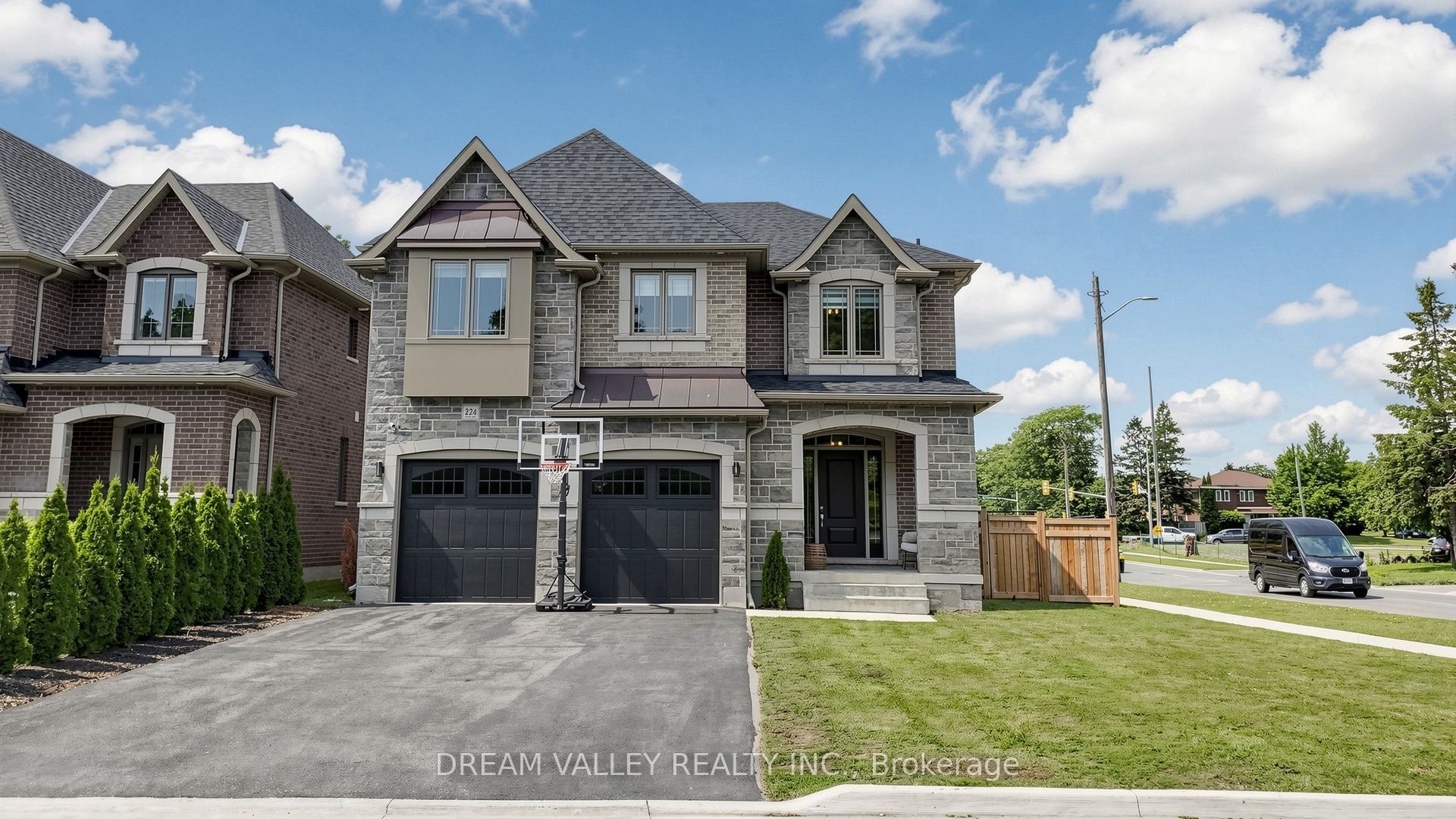 224 Severn St Street, Oshawa, ON L1J 8H7 photo 2