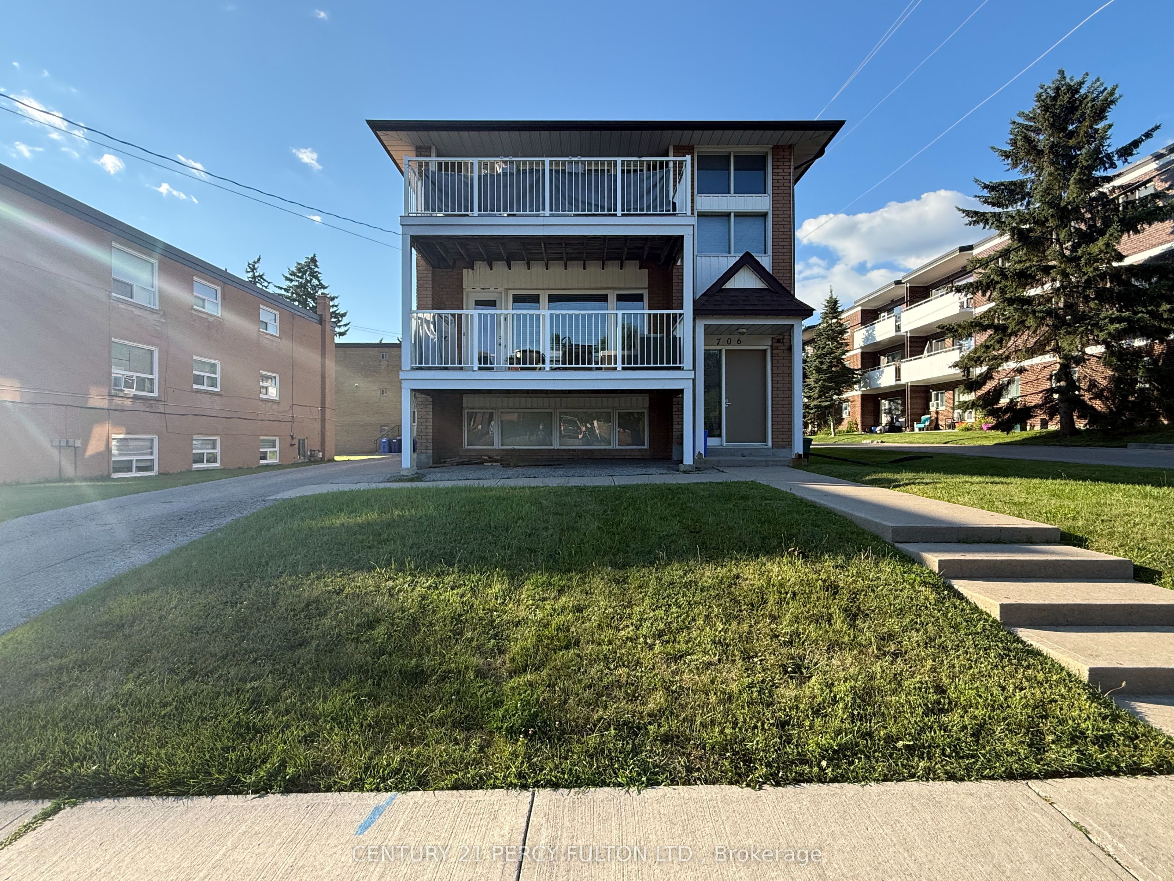 706 Dunlop Street W 3, Whitby, ON L1N 1V5 photo 2