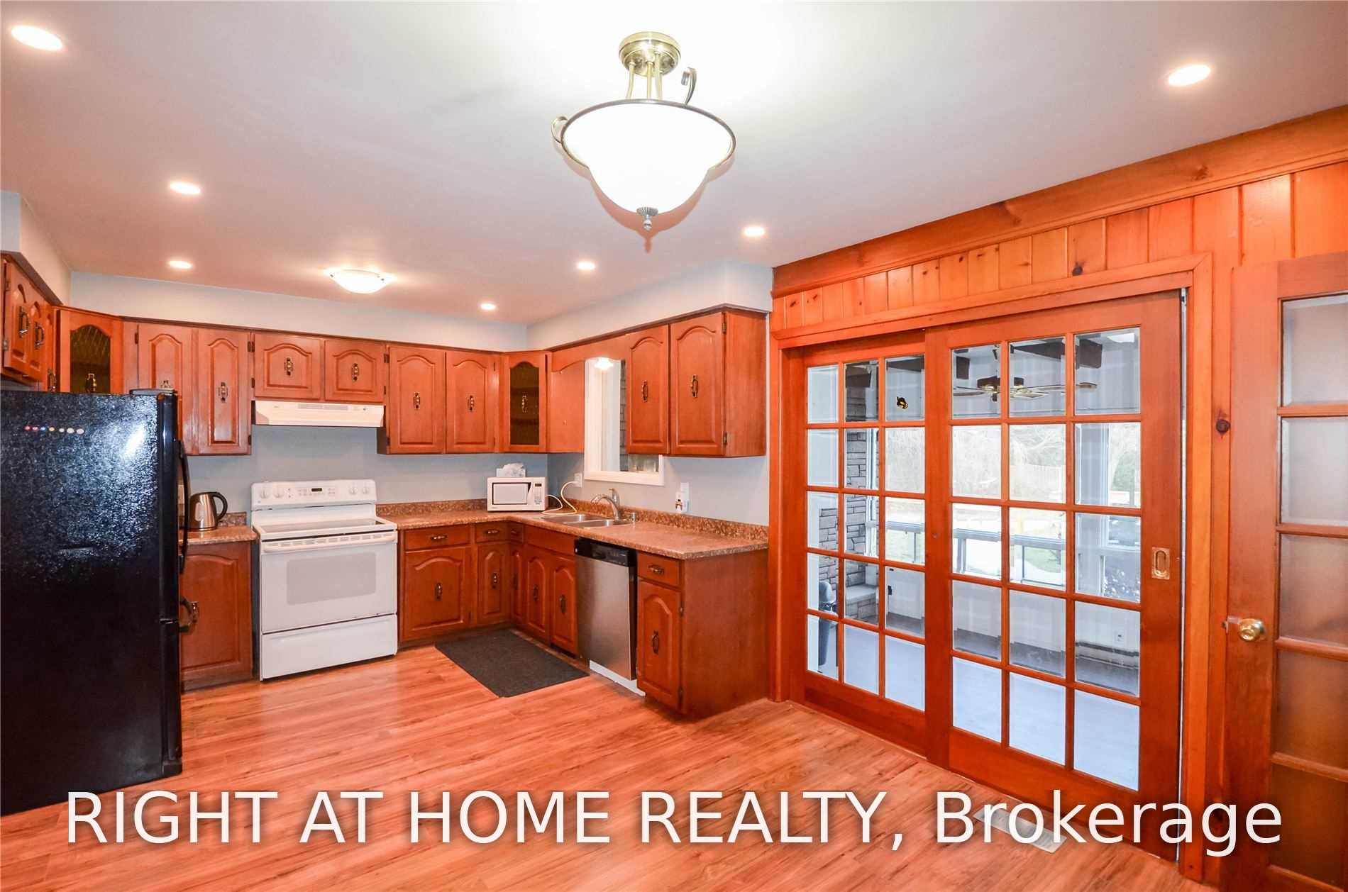 915 Athol Street, Whitby, ON L1N 4A3 photo 3