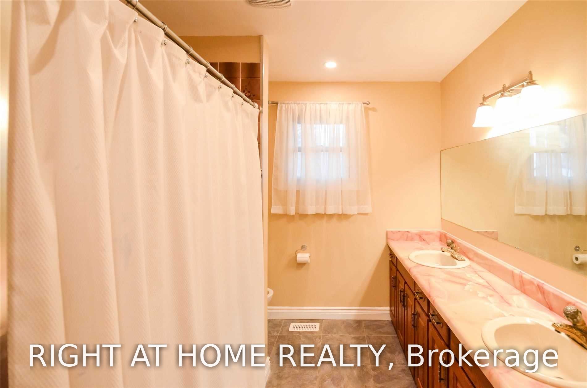 915 Athol Street, Whitby, ON L1N 4A3 photo 5