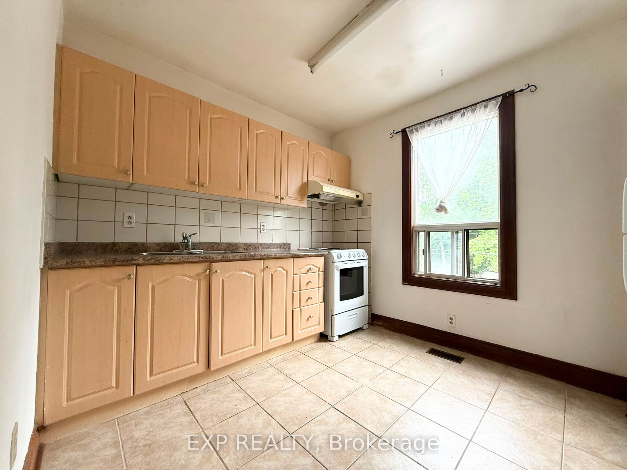759 Gerrard Street E 2nd FL, Toronto, ON M4M 1Y5