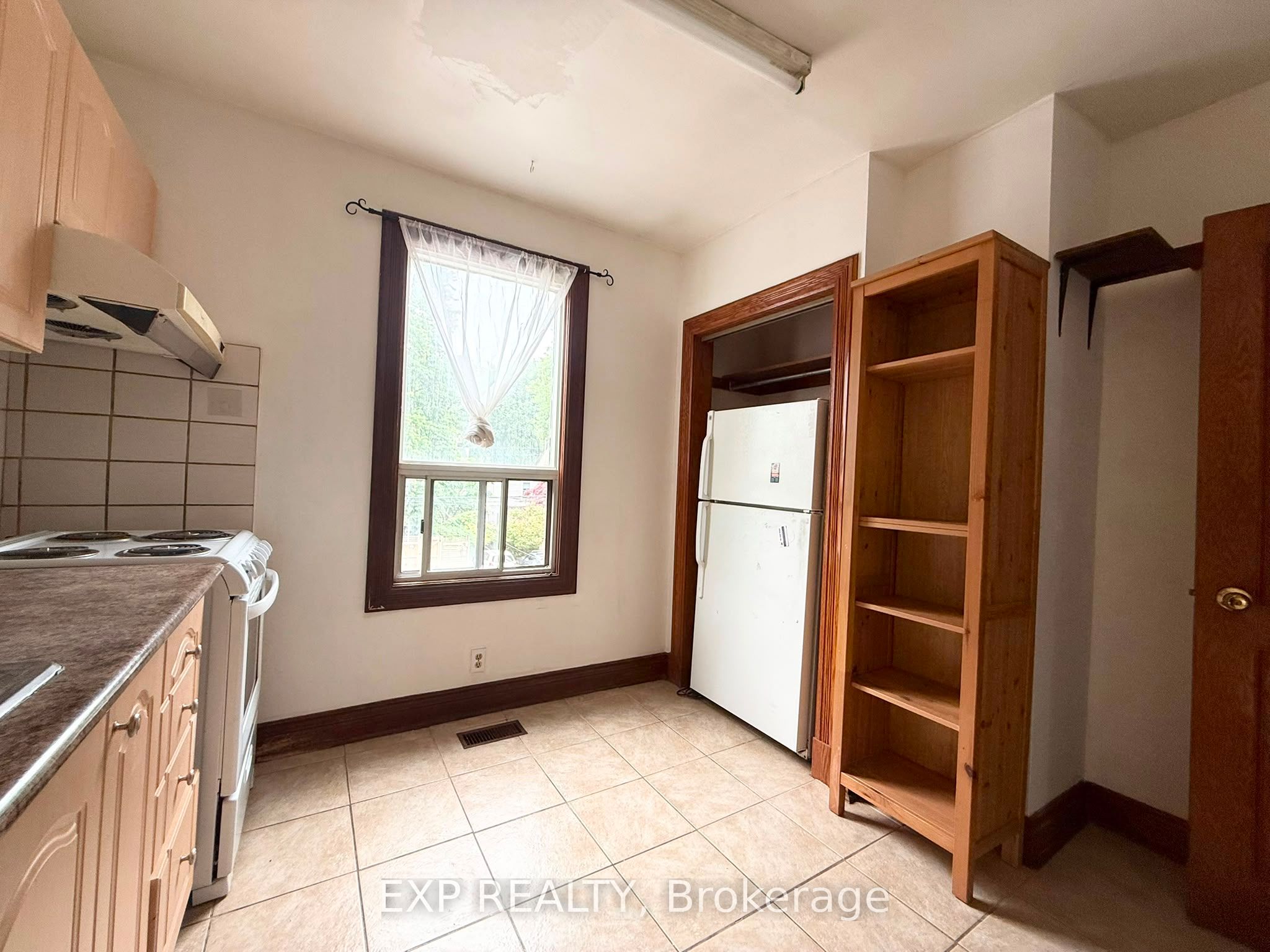 759 Gerrard Street E 2nd FL, Toronto, ON M4M 1Y5 photo 3