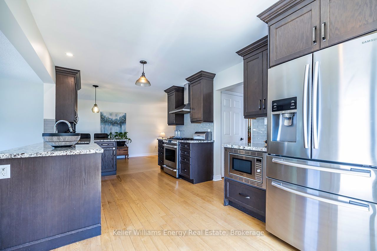 329 Challenger Court, Clarington, ON L1B 1K4 photo 2