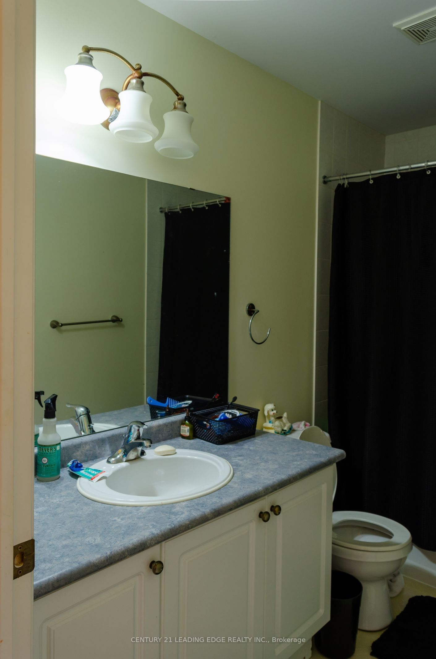 1218 MacInally Court Room, Oshawa, ON L1K 0B8 photo 4