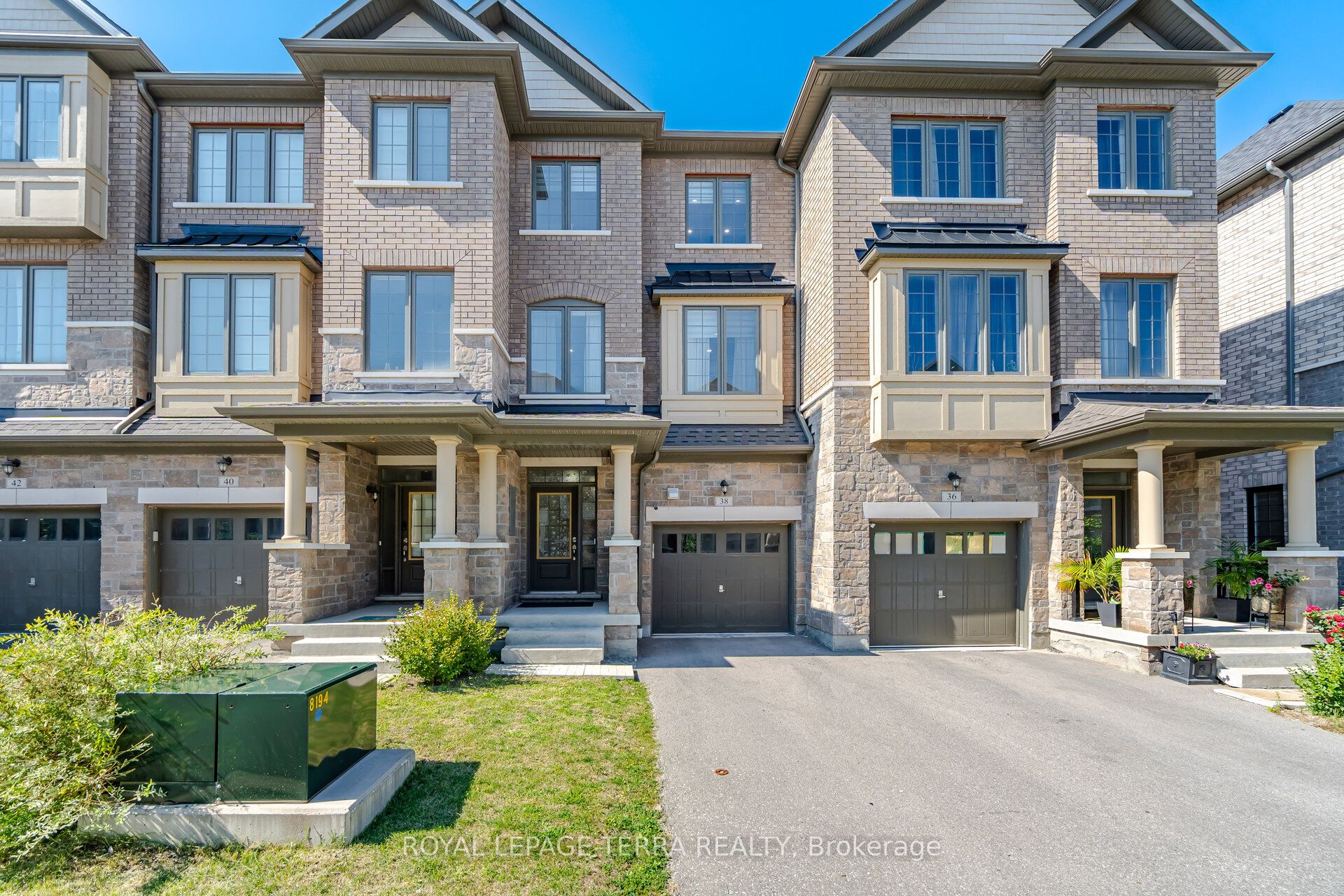 38 Hallmark Way, Whitby, ON L1P 0K2 photo 2
