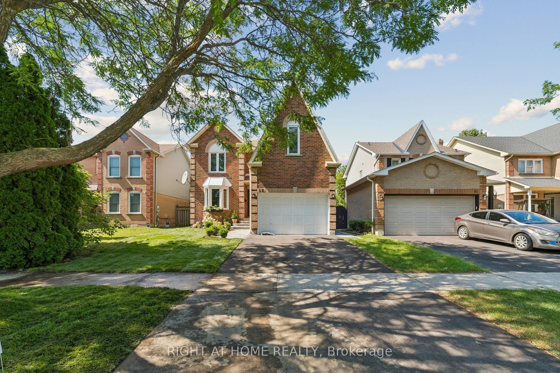 16 Ian Fleming Crescent, Whitby, ON L1R 2E2 photo 2