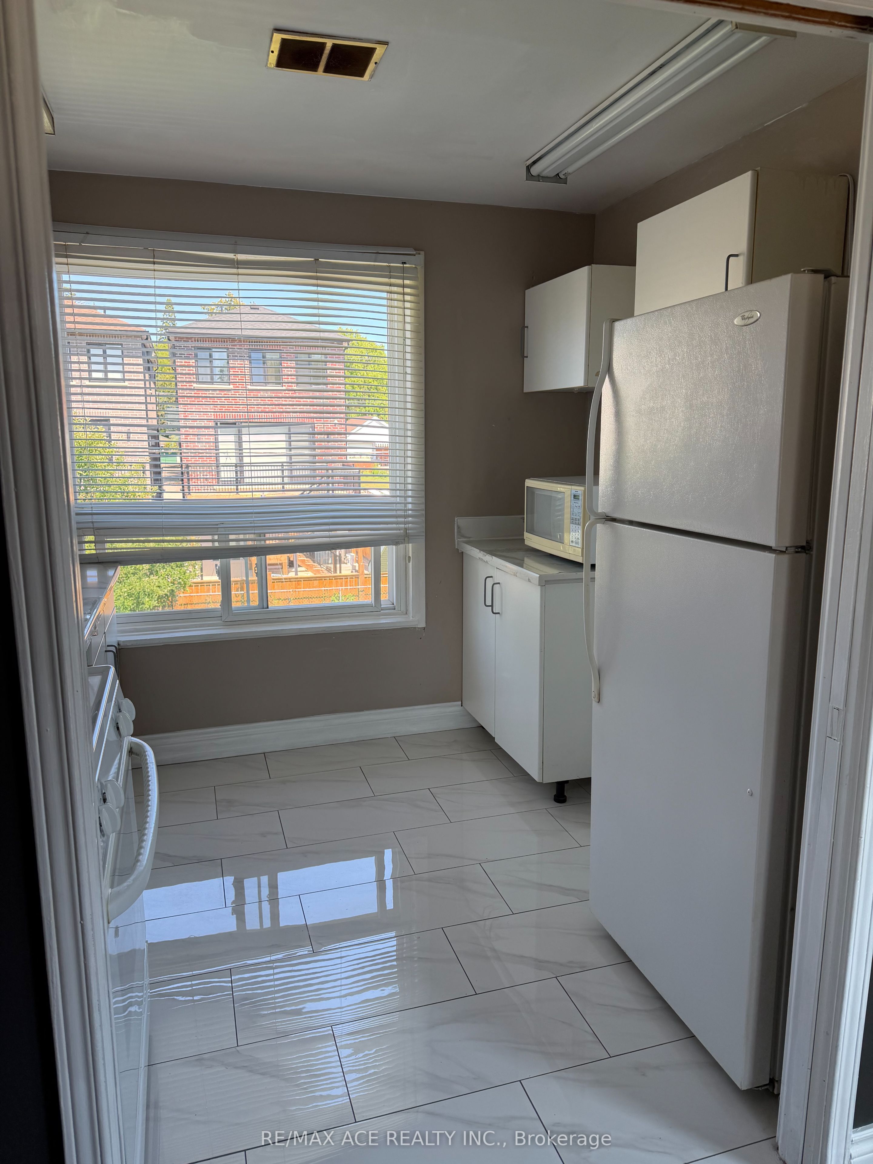 983 Victoria Park Avenue 2nd Floor, Toronto, ON M4B 2J4 photo 3