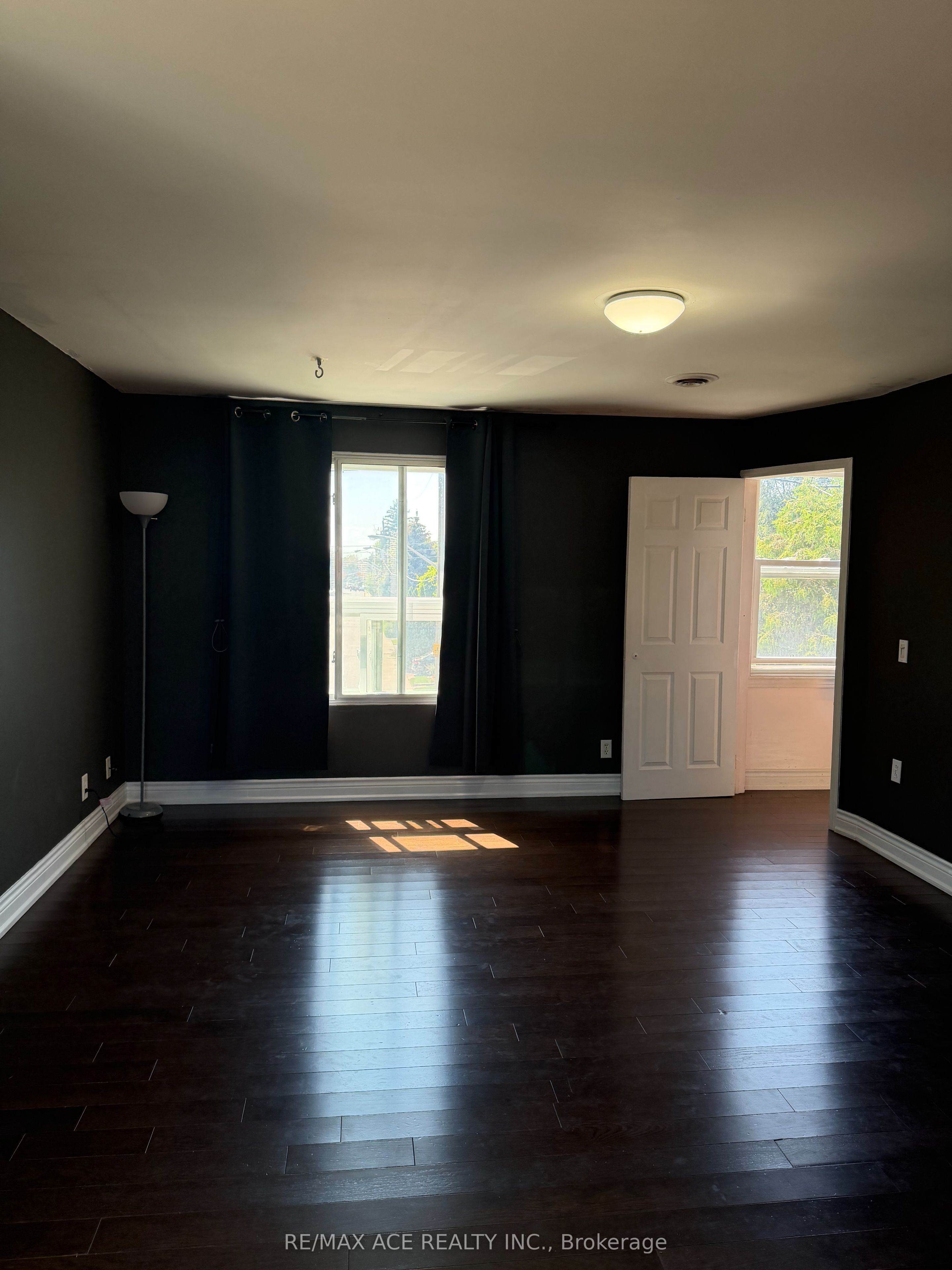 983 Victoria Park Avenue 2nd Floor, Toronto, ON M4B 2J4 photo 4