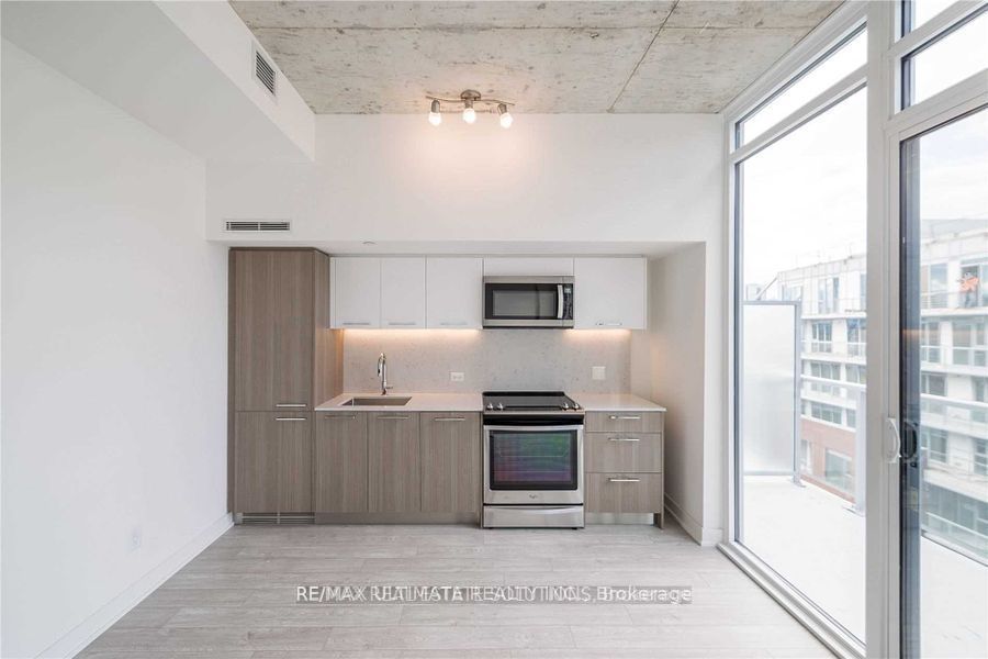 15 Baseball Place 920, Toronto, ON M4M 0E6 photo 2