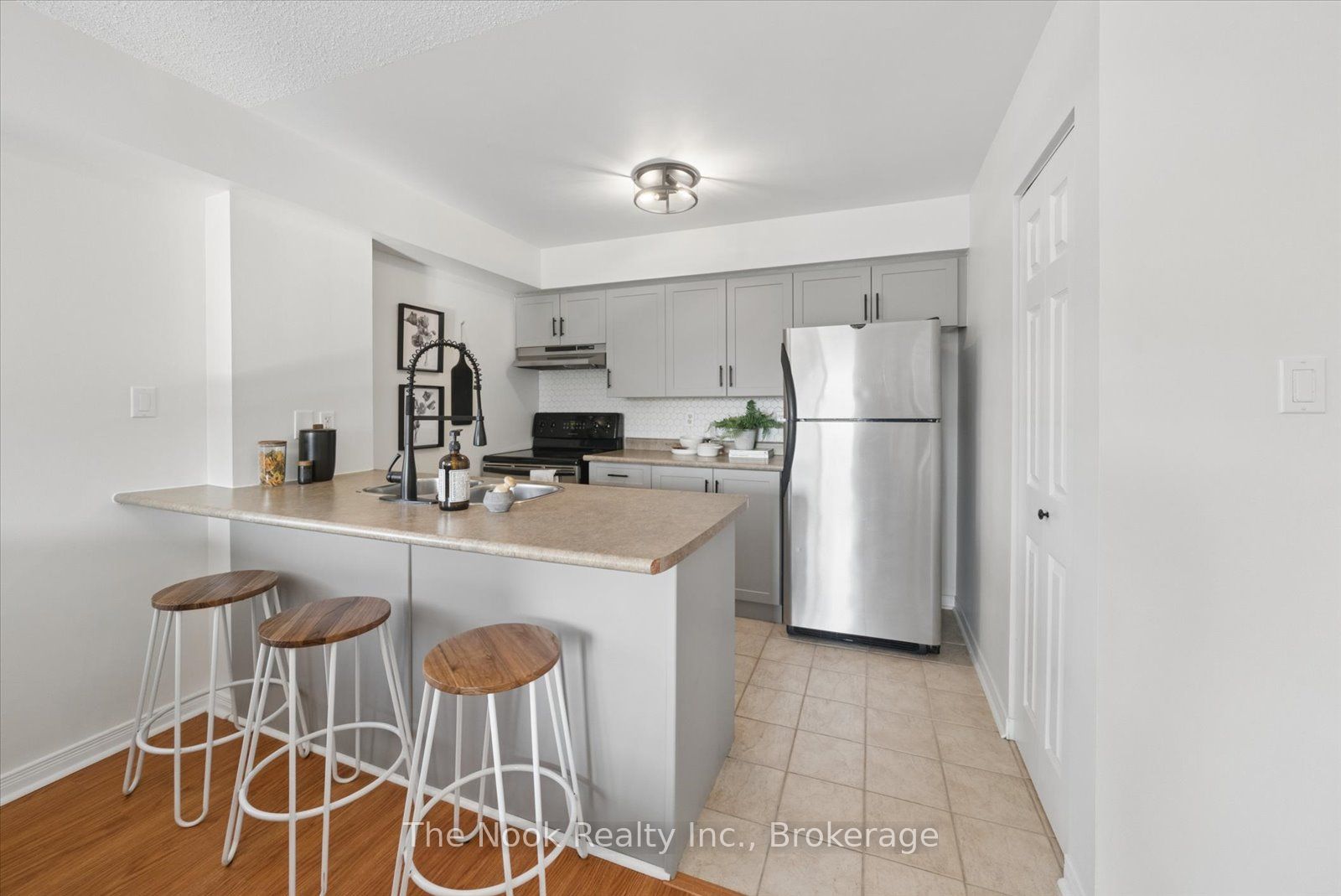 106 Aspen Springs Drive 301, Clarington, ON L1C 5N6 photo 5