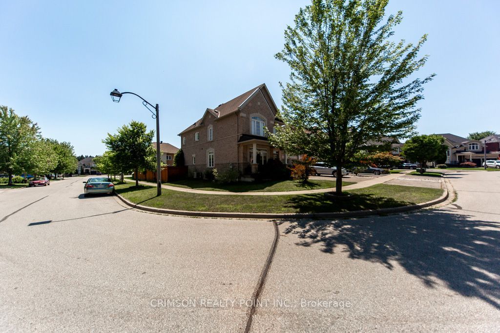 2304 Canterbury Crescent, Pickering, ON L1X 0A6 photo 2