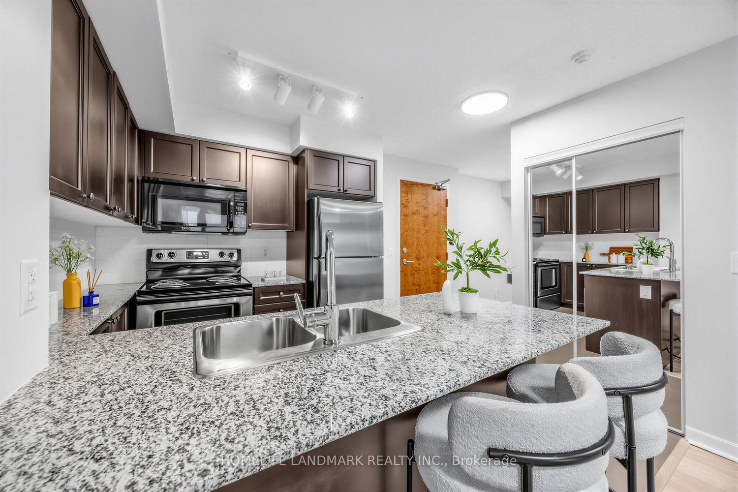 1235 Bayly Street 807, Pickering, ON L1W 1L7 photo 4
