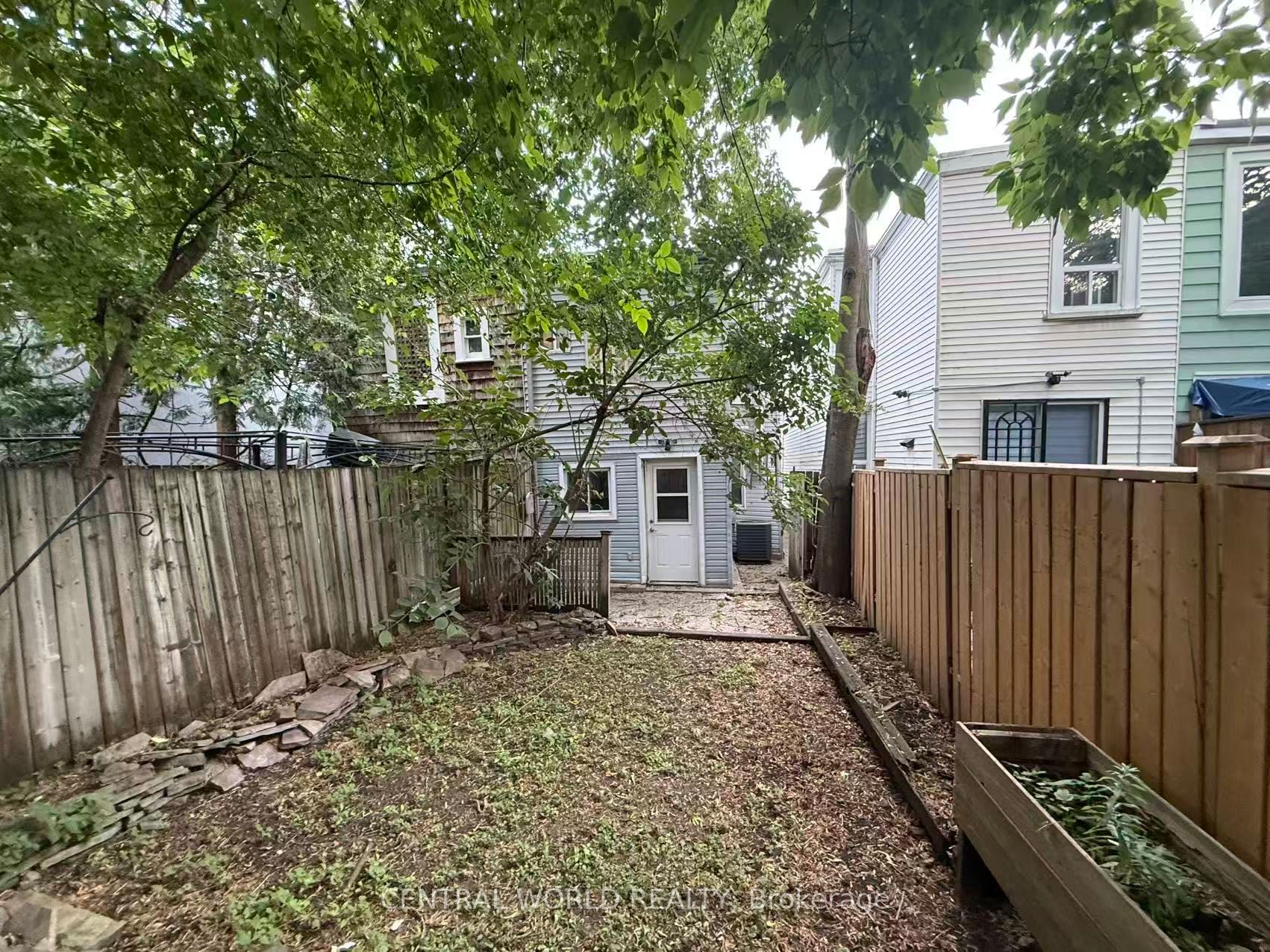 898 Eastern Avenue, Toronto, ON M4L 1A4 photo 4