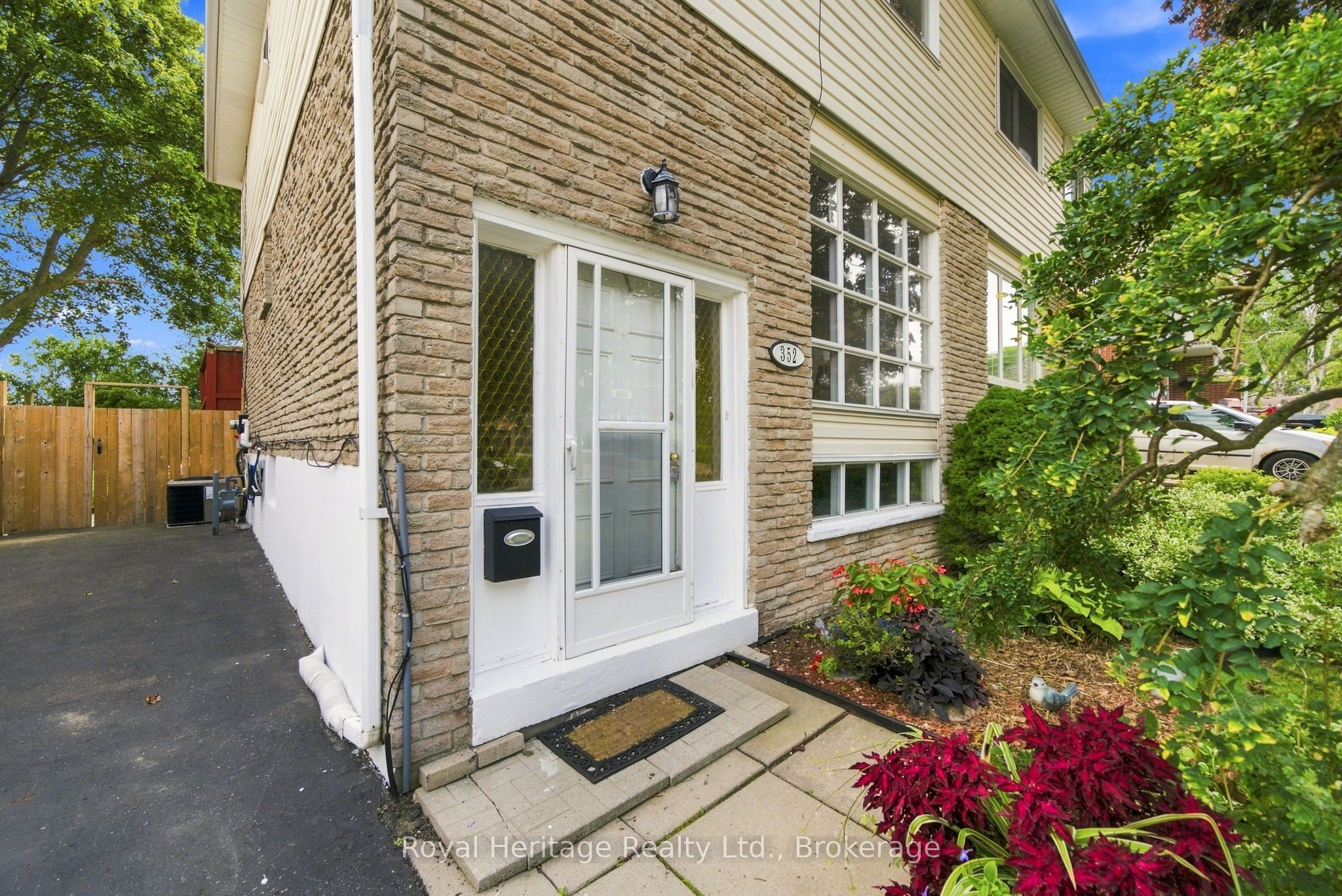 352 Vancouver Crescent, Oshawa, ON L1J 5X9 photo 3