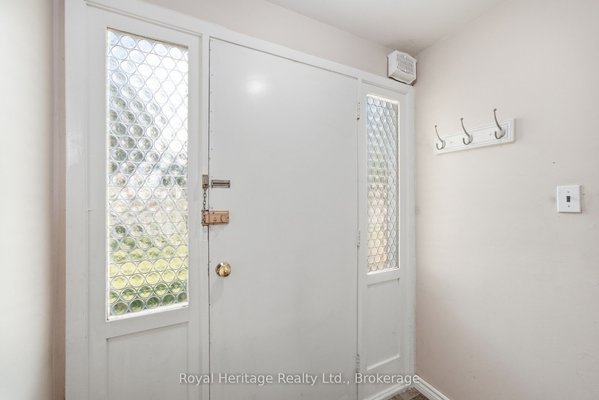 352 Vancouver Crescent, Oshawa, ON L1J 5X9 photo 4