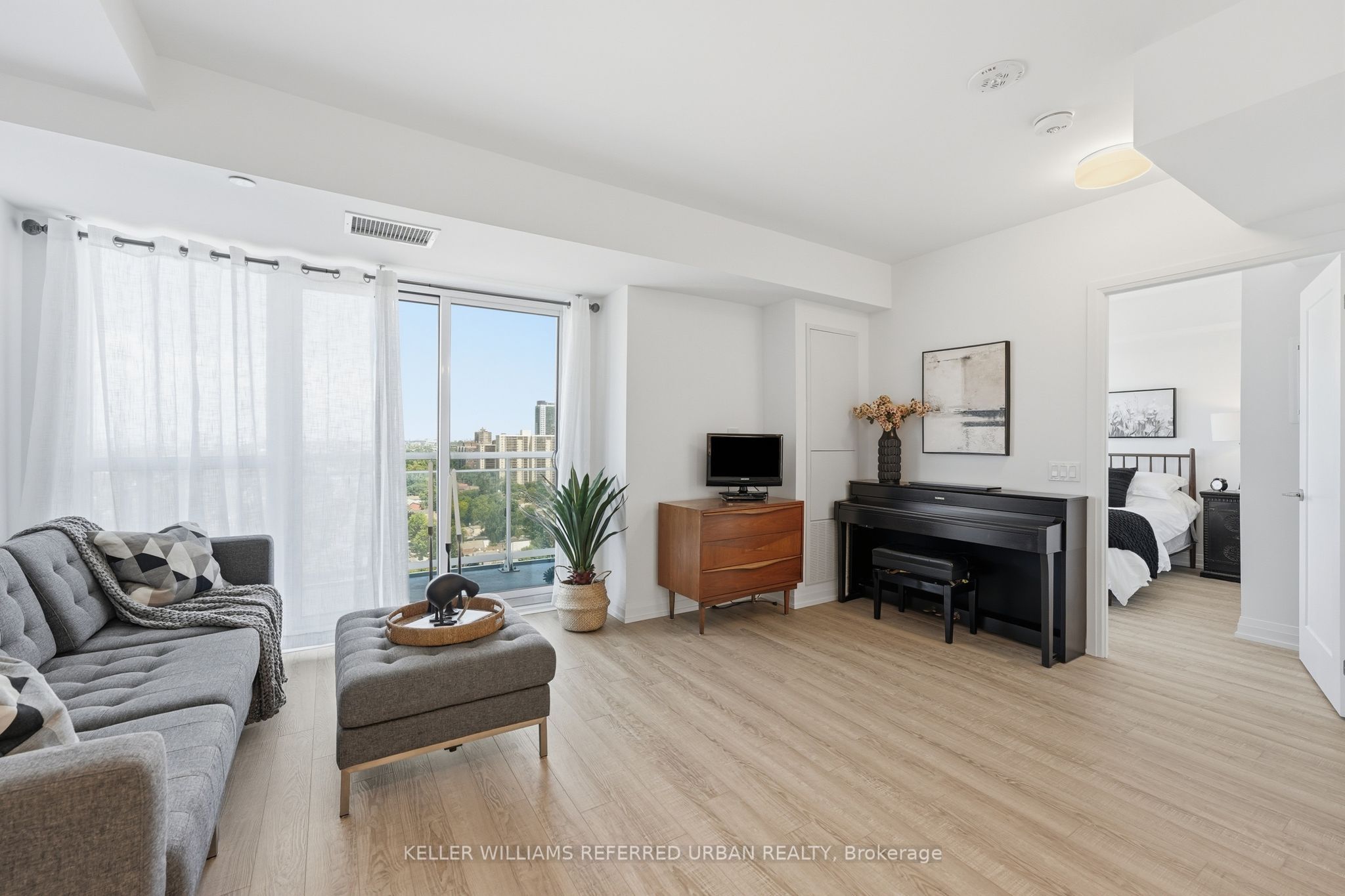 286 Main Street 1702, Toronto, ON M4C 4X4